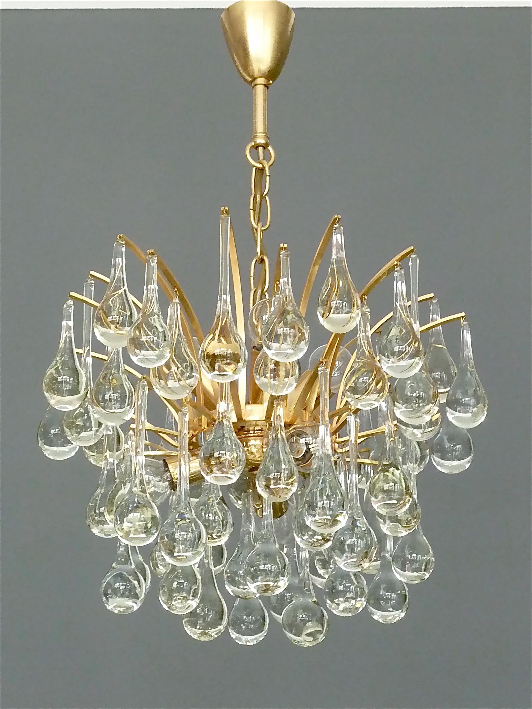 Large gilt brass sputnik chandelier with elongated murano glass made by Christoph Palme, very in the style of Venini, Germany, circa 1960-1970. The chain-hanging length-adjustable pendant lamp has a gilt brass metal Sputnik construction with