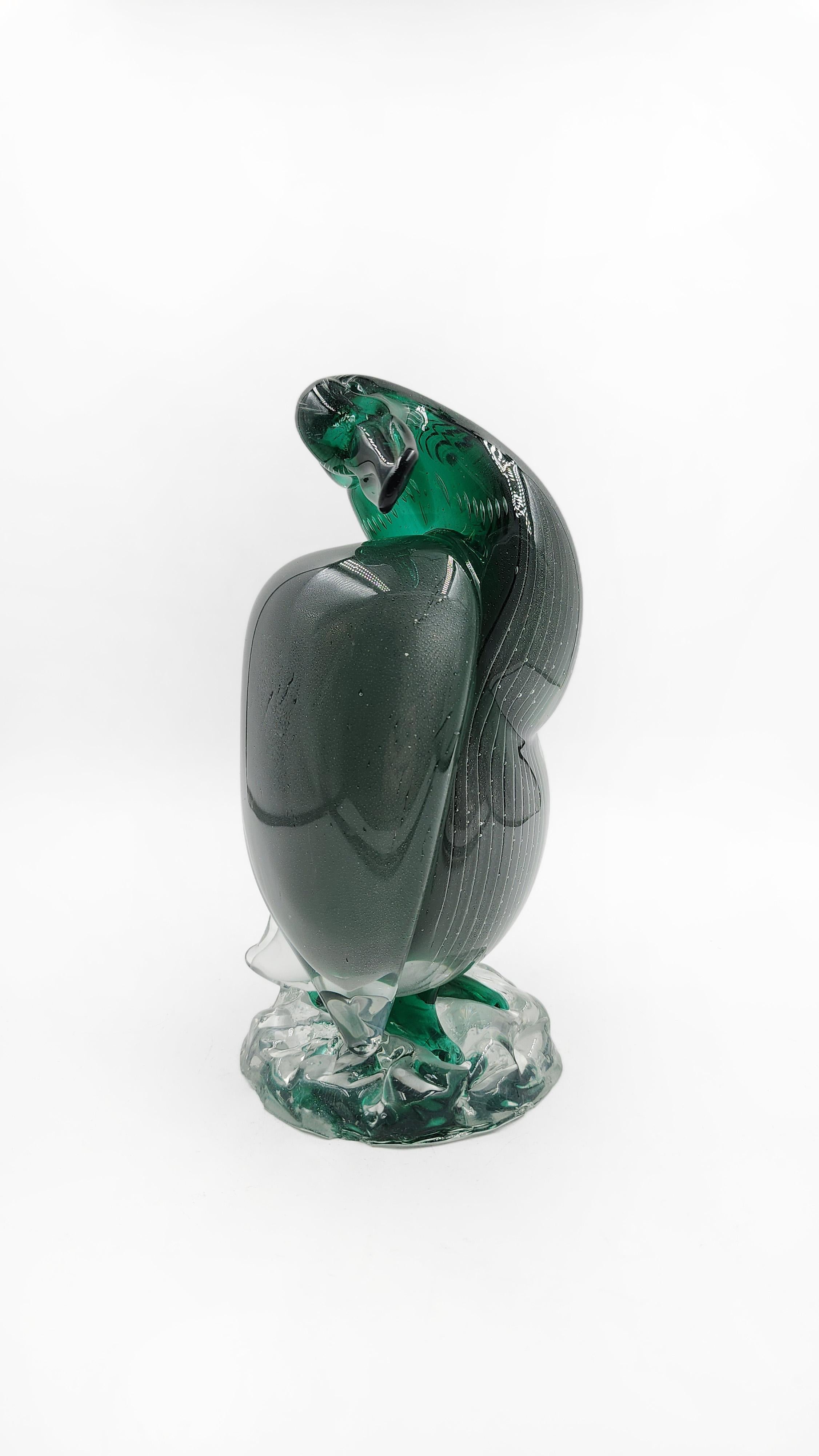 Anatra in vetro di Murano di Alfredo Barbini degli anni '50
Questa statuetta di anatra in vetro di Murano, attribuita ad Alfredo Barbini e datata agli anni '50, presenta un corpo in vetro fumé verde scuro con bolle d'aria controllate. La testa e il