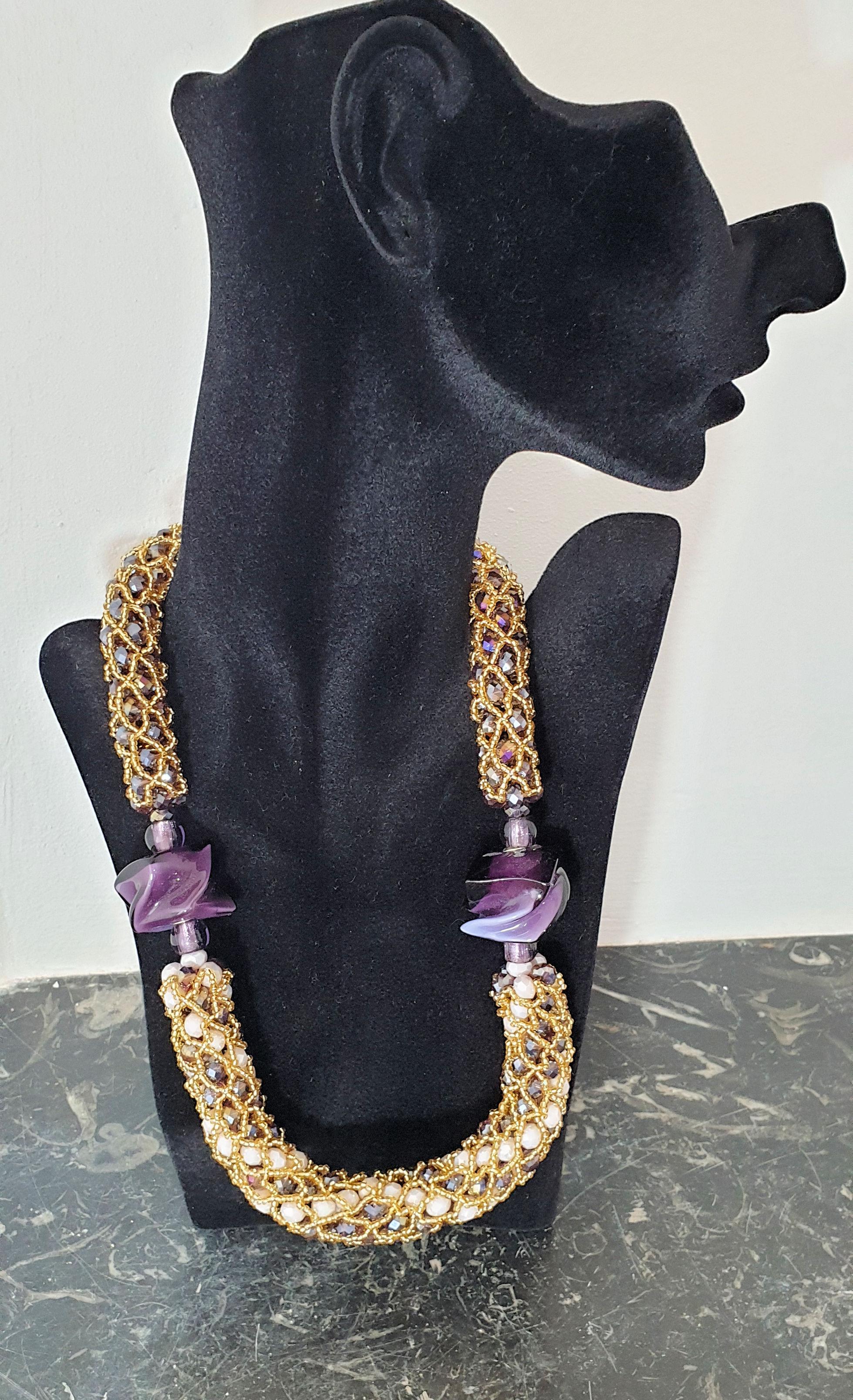 Purple, gold and pink multi strands Murano glass beads necklace.
Unique, hand made by artist Paola B. in Venise, Italy, 2010s.
The artist is a member of Venezia Vetro Acqua e Terra, and AMA: Associazione Maestri Artigiani del Vetro.
Made of: Murano