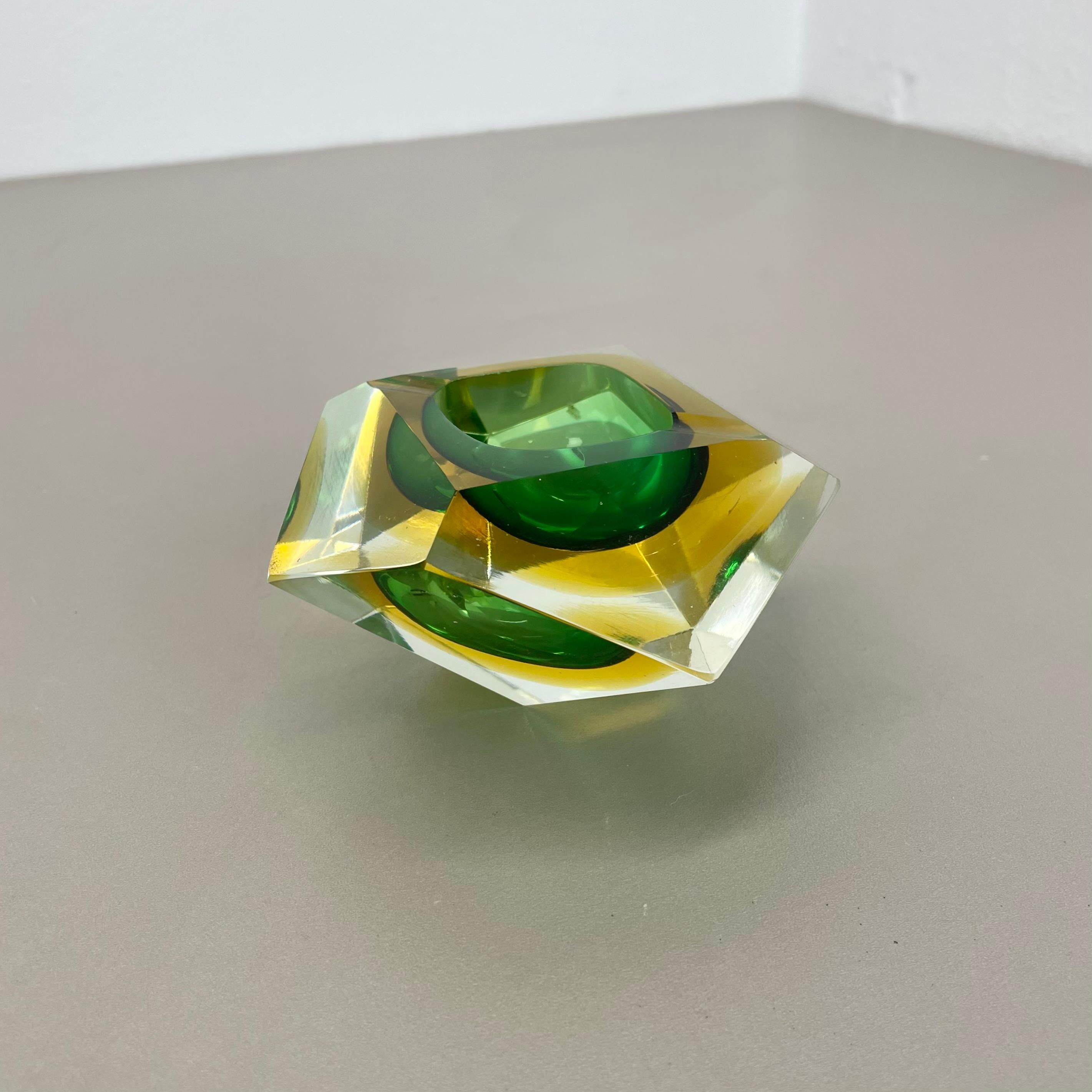 Article :

Coupe en verre de Murano, élément de cendrier


Origine :

Murano, Italie


Décennie :

1970s



Cet élément original de bol en verre vintage, cendrier, a été produit dans les années 1970 à Murano, en Italie. Elle est fabriquée selon la