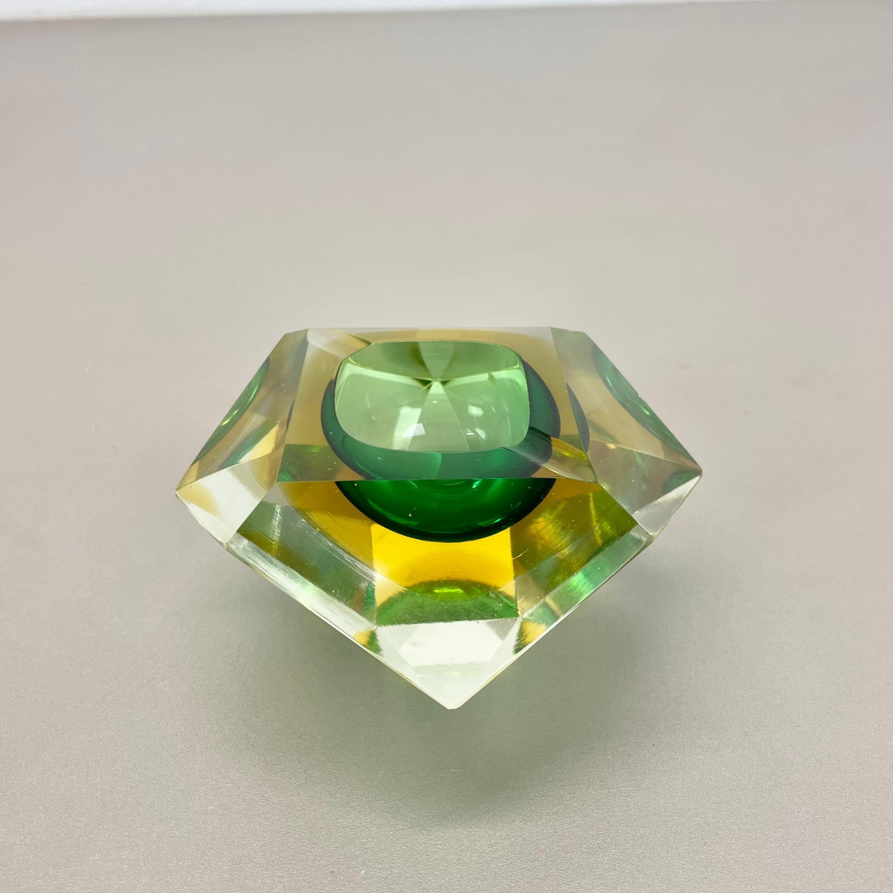 Mid-Century Modern Cendrier Sommerso en verre de Murano à facettes diamantées, Murano, Italie, 1970 en vente
