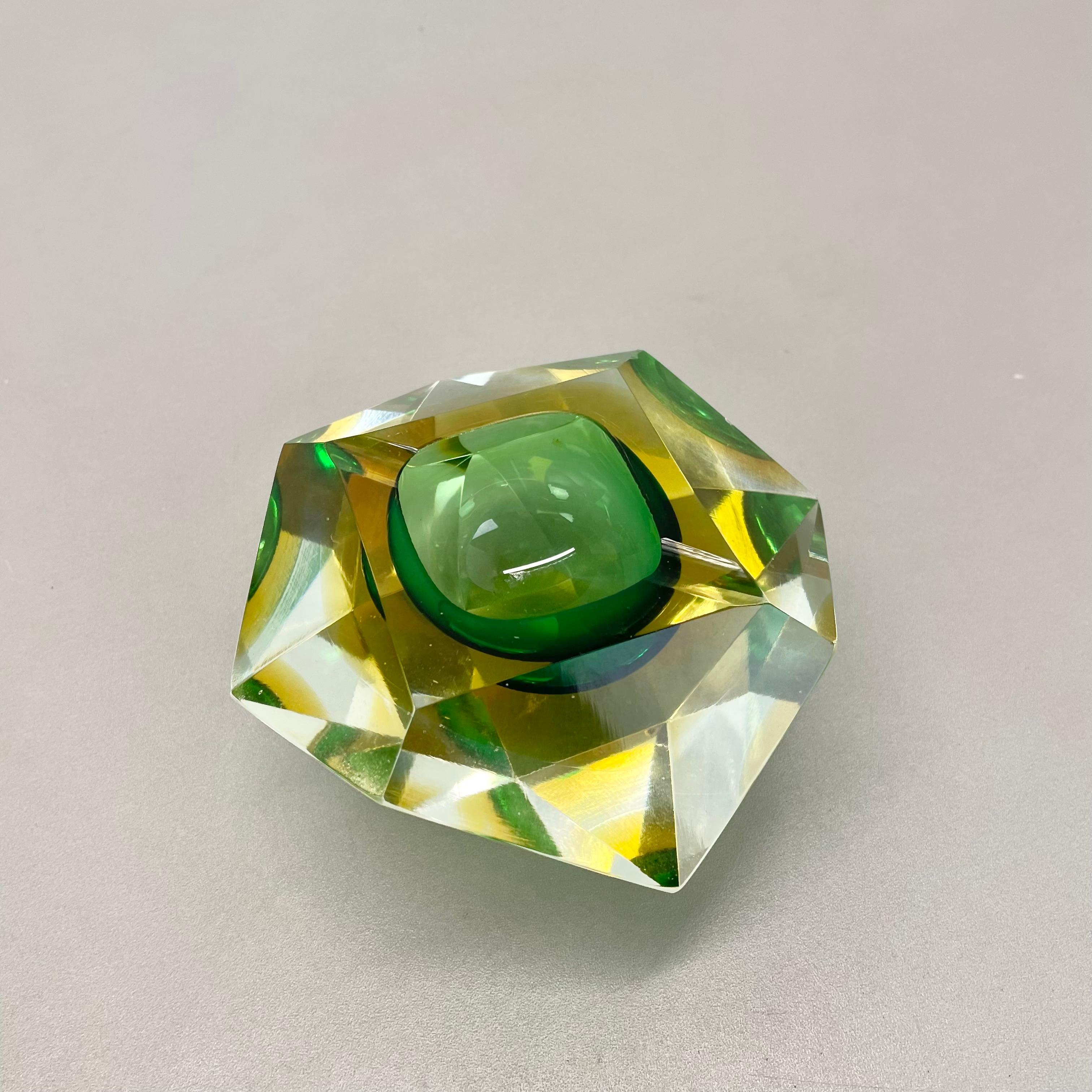 italien Cendrier Sommerso en verre de Murano à facettes diamantées, Murano, Italie, 1970 en vente