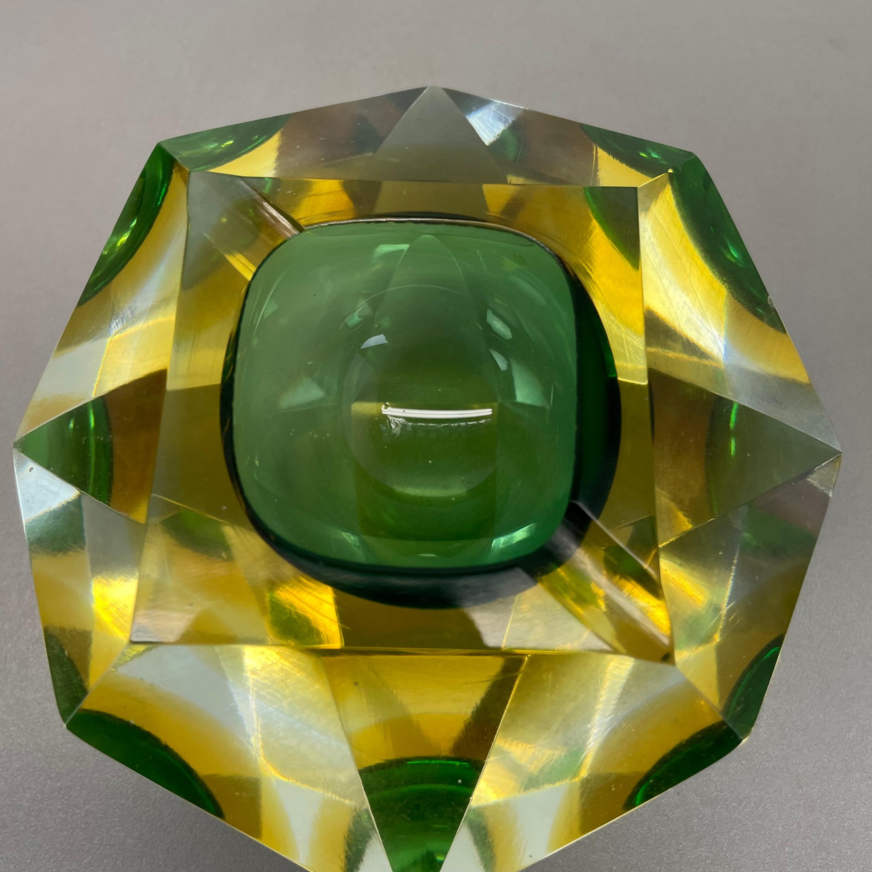 20ième siècle Cendrier Sommerso en verre de Murano à facettes diamantées, Murano, Italie, 1970 en vente