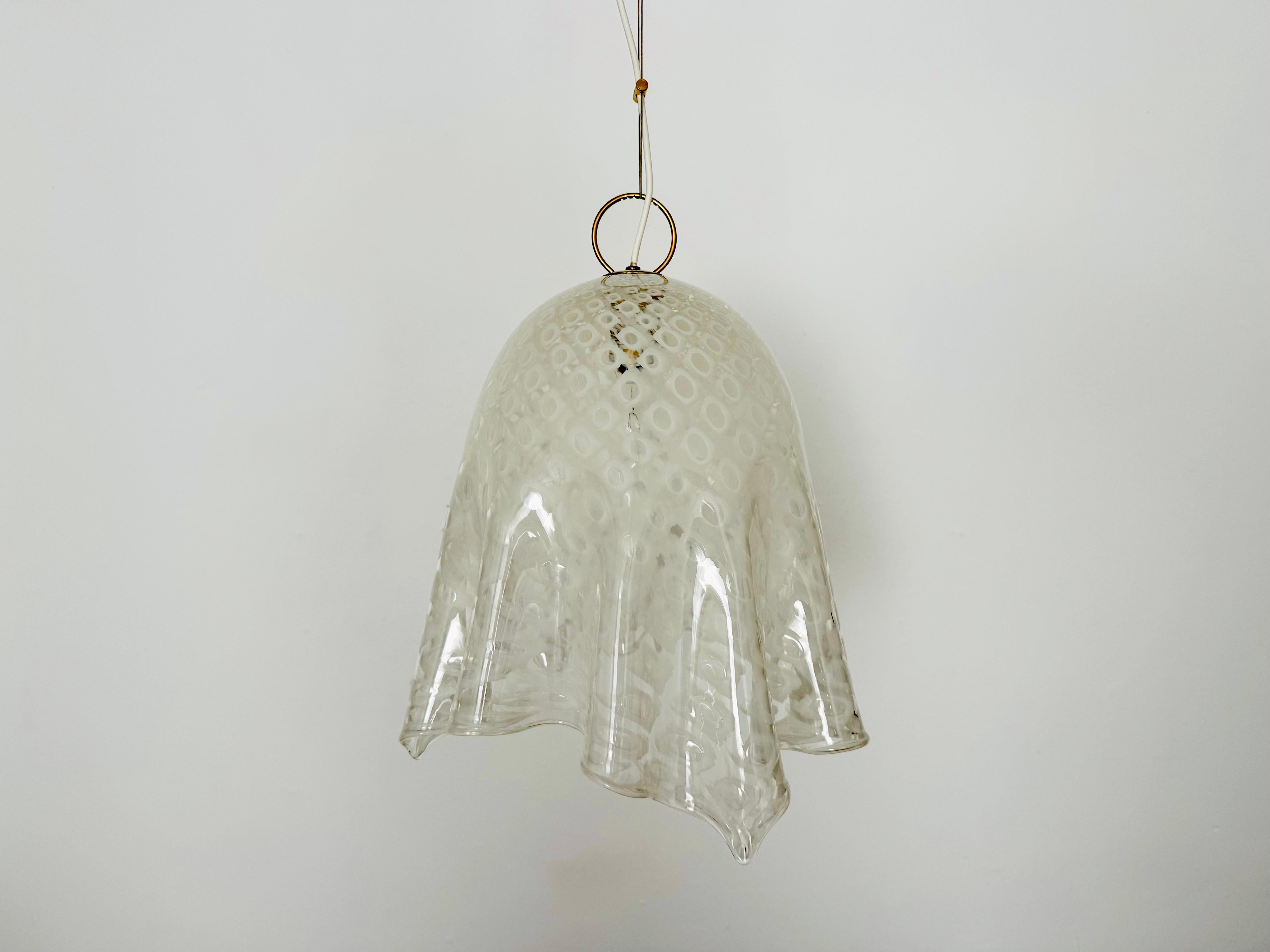 Lampada da soffitto in vetro di Murano molto bella e grande degli anni '60.
La lampada è molto nobile.
Un motivo molto particolare sul vetro garantisce uno spettacolare gioco di luci.
Un design fantastico e un arricchimento per ogni casa.

Design: