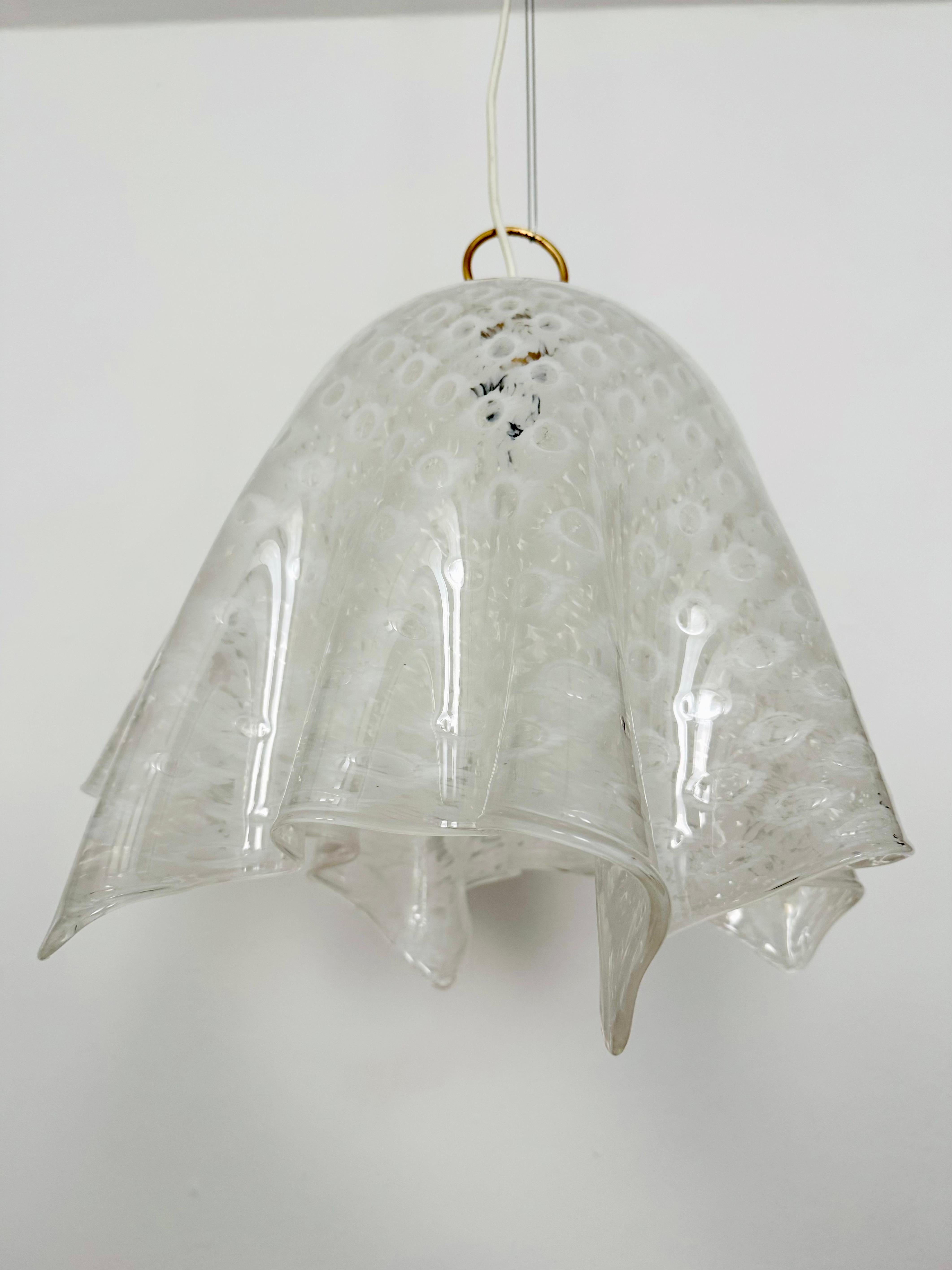Lampada da soffitto in vetro di Murano molto bella e grande degli anni '60.
La lampada è molto nobile.
Un motivo molto particolare sul vetro garantisce uno spettacolare gioco di luci.
Un design fantastico e un arricchimento per ogni casa.

Design: