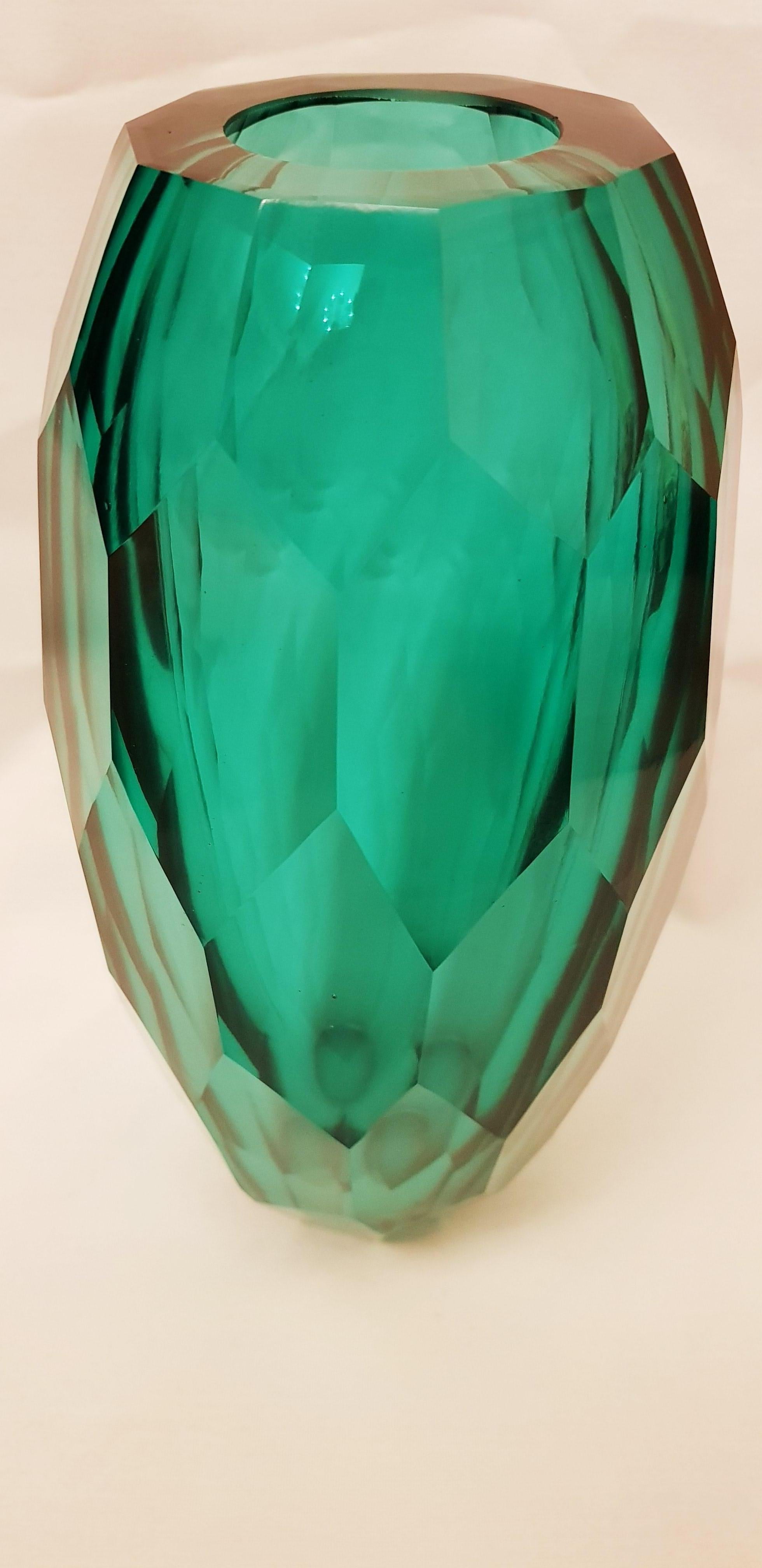 Beautiful murano glass Ferro Battuto, emerald green, diamond faceted vase, beautiful emerald green, signed Alberto Dona brilliant condition.