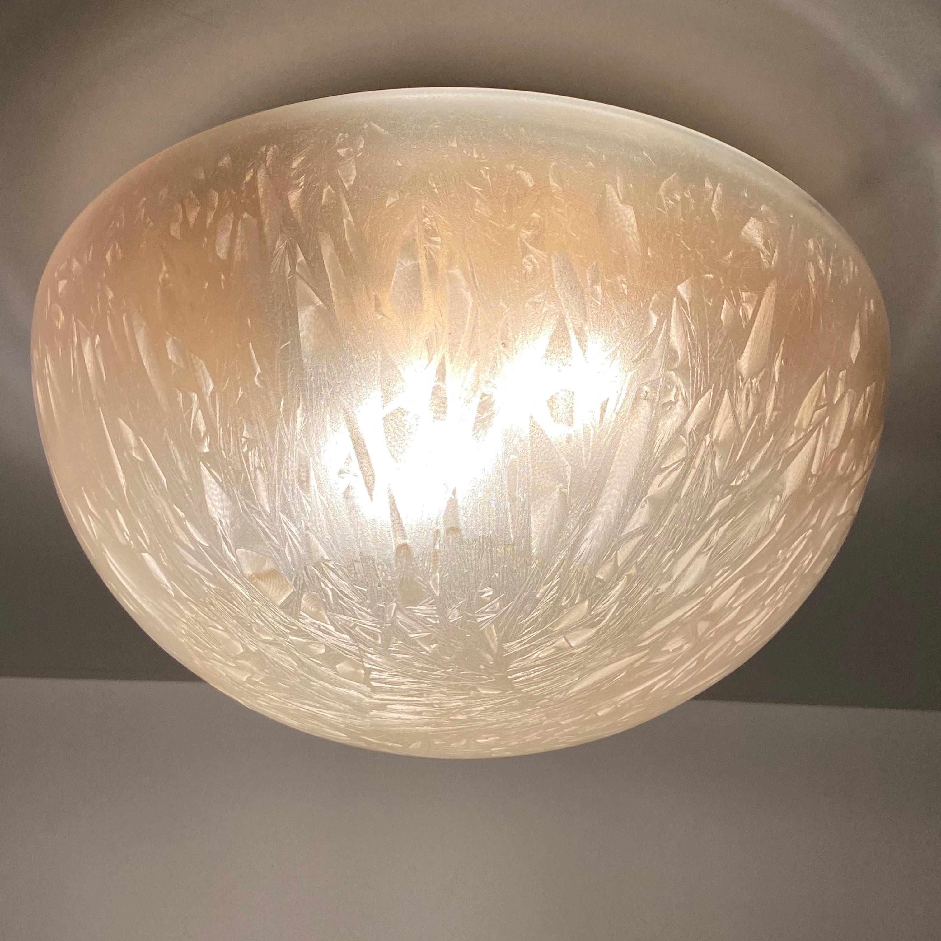 Un grand montage encastré en verre de Murano par Fischer Leuchten. Le montage encastré nécessite deux ampoules européennes E27 Edison, chacune d'une puissance maximale de 60 watts.