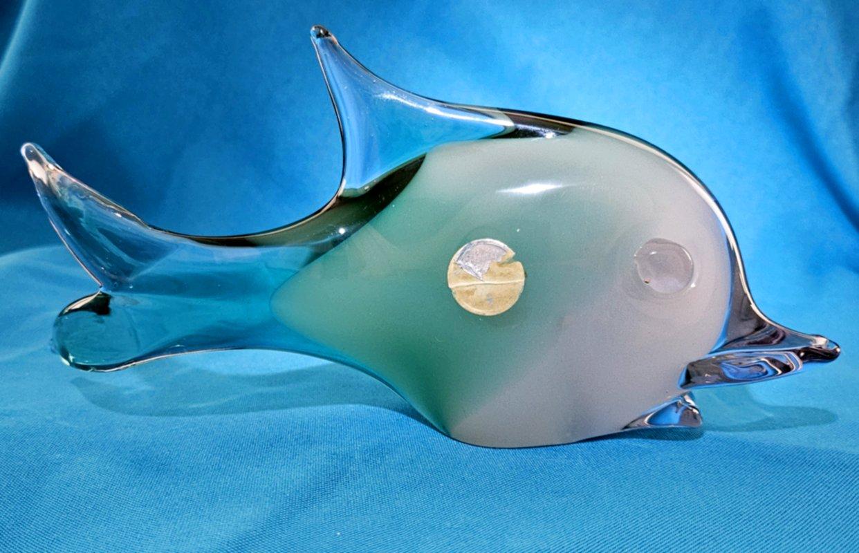 Scultura di pesce in vetro di Murano di Aureliano Toso (sospetto), resta un'etichetta parziale. VENDITA CONCLUSIVA
***AVVISO: IL NOSTRO NEGOZIO 1ST DIBS CHIUDE ALLA FINE DI MAGGIO***
Si tratta di un'incantevole e graziosa scultura di pesce in ottime