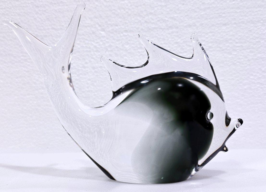 Mid-Century Modern Murano Glass Fish Sculpture von V. Nason & Co - CLOSING SALE
*****HINWEIS: UNSER 1ST DIBS SHOP SCHLIESST ENDE MAI*****
Wir LIEBEN diesen wunderbaren Fisch!  Ein solcher Charakter.
Es ist ungefähr 6,5 x 4,25 x 2 Zoll groß.
In sehr