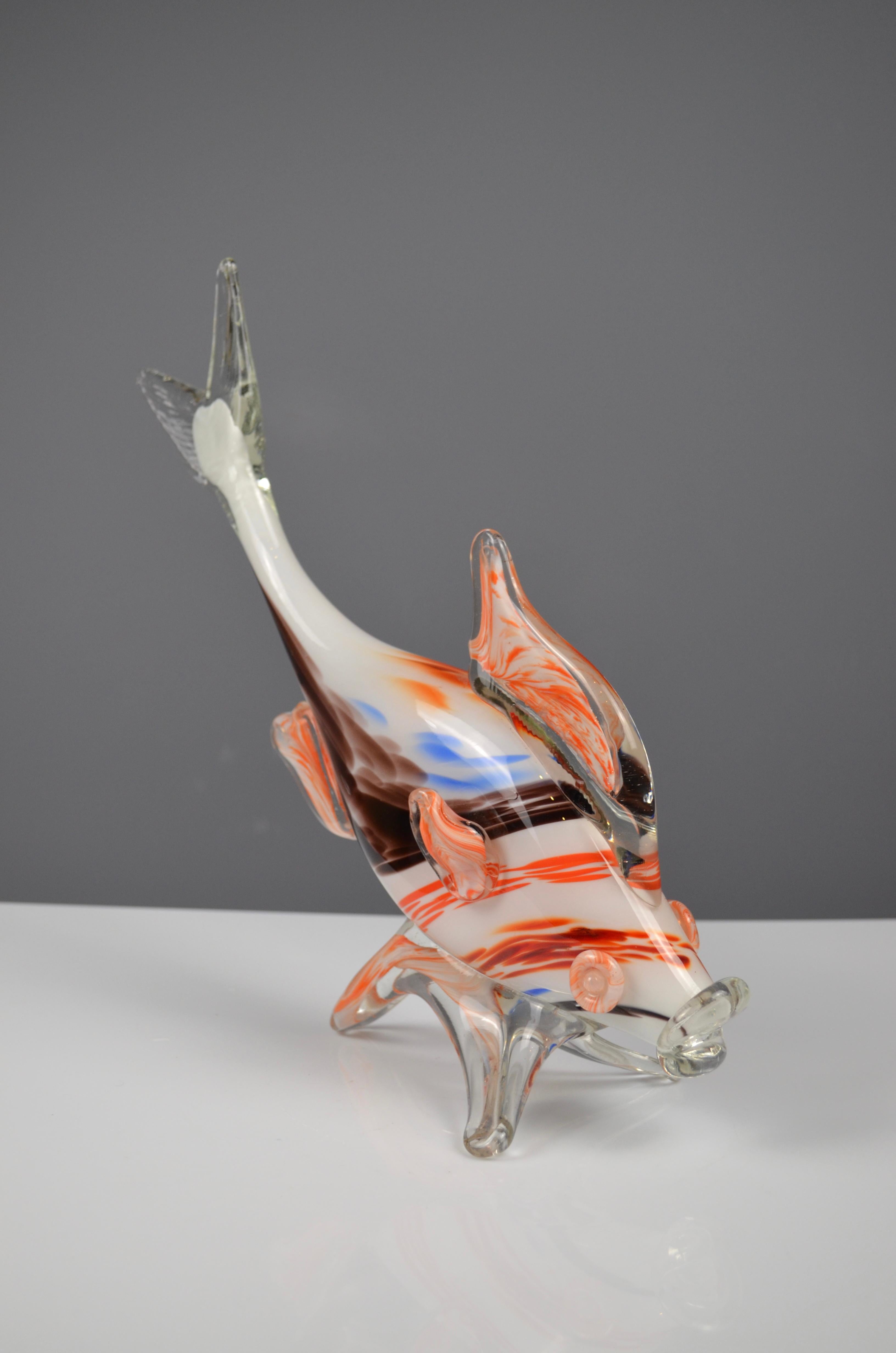 Elegante scultura di pesce in vetro di Murano soffiato a mano con vibranti volute di arancione, marrone, bianco e accenni di blu. Questo pezzo decorativo di metà secolo mette in mostra l'eccezionale maestria e le forme fluide tipiche dell'arte del