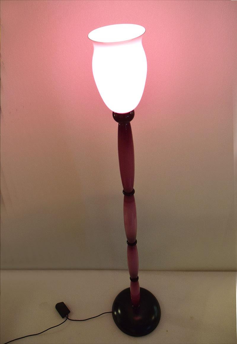 Floor lamp in incamiciato Murano glass with painted metal base.
With vetri murano label 012, 1980s.
Original electrical system with dimmer.
In excellent conditions.