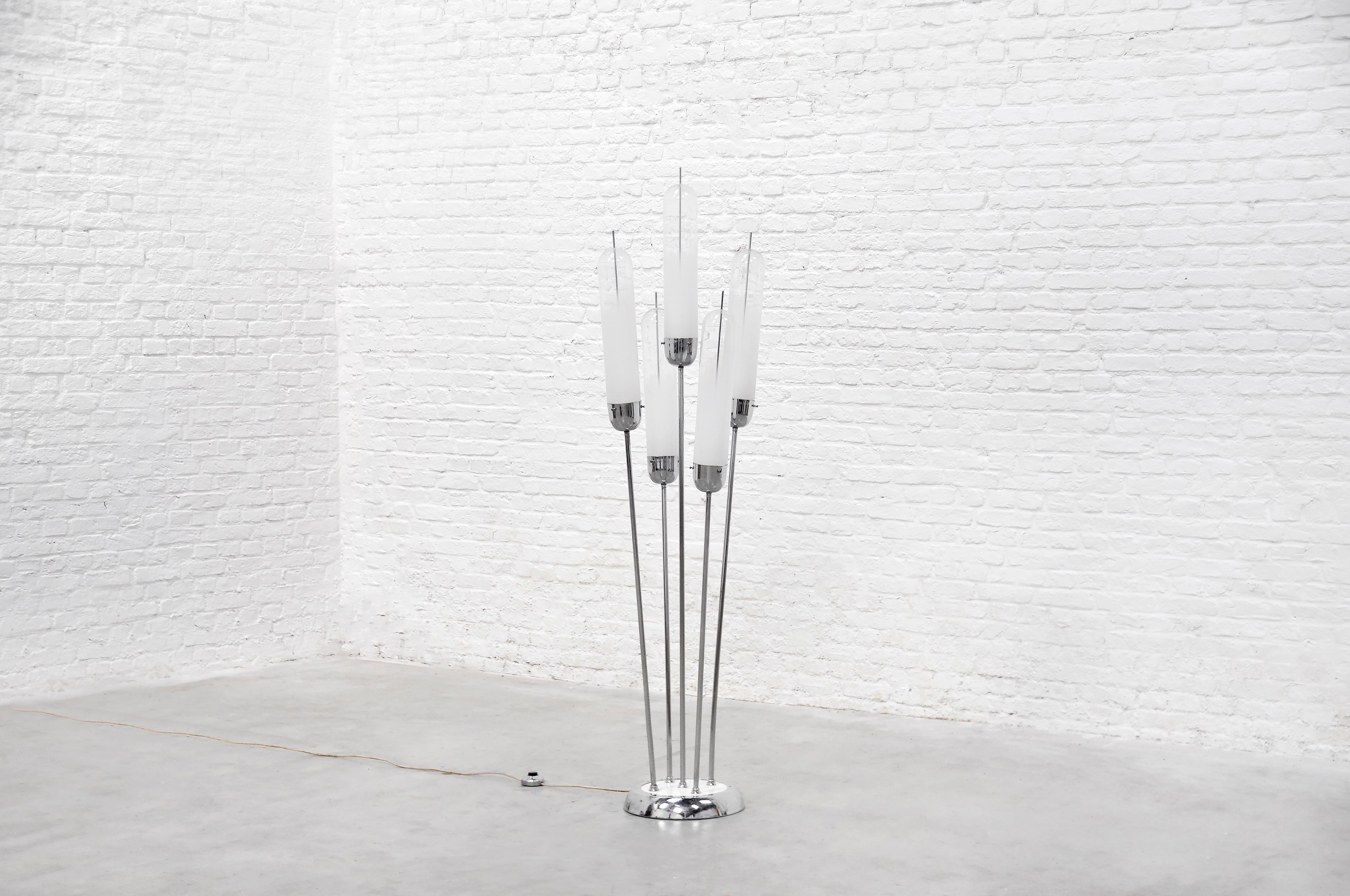 Ce lampadaire sculptural à cinq bras de la modernité du milieu du siècle a été conçu par Carlo Nason pour Mazzega dans les années 1970 en Italie. Notamment, il est chromé et possède une base aux accents blancs. Ses teintes sont fabriquées en verre