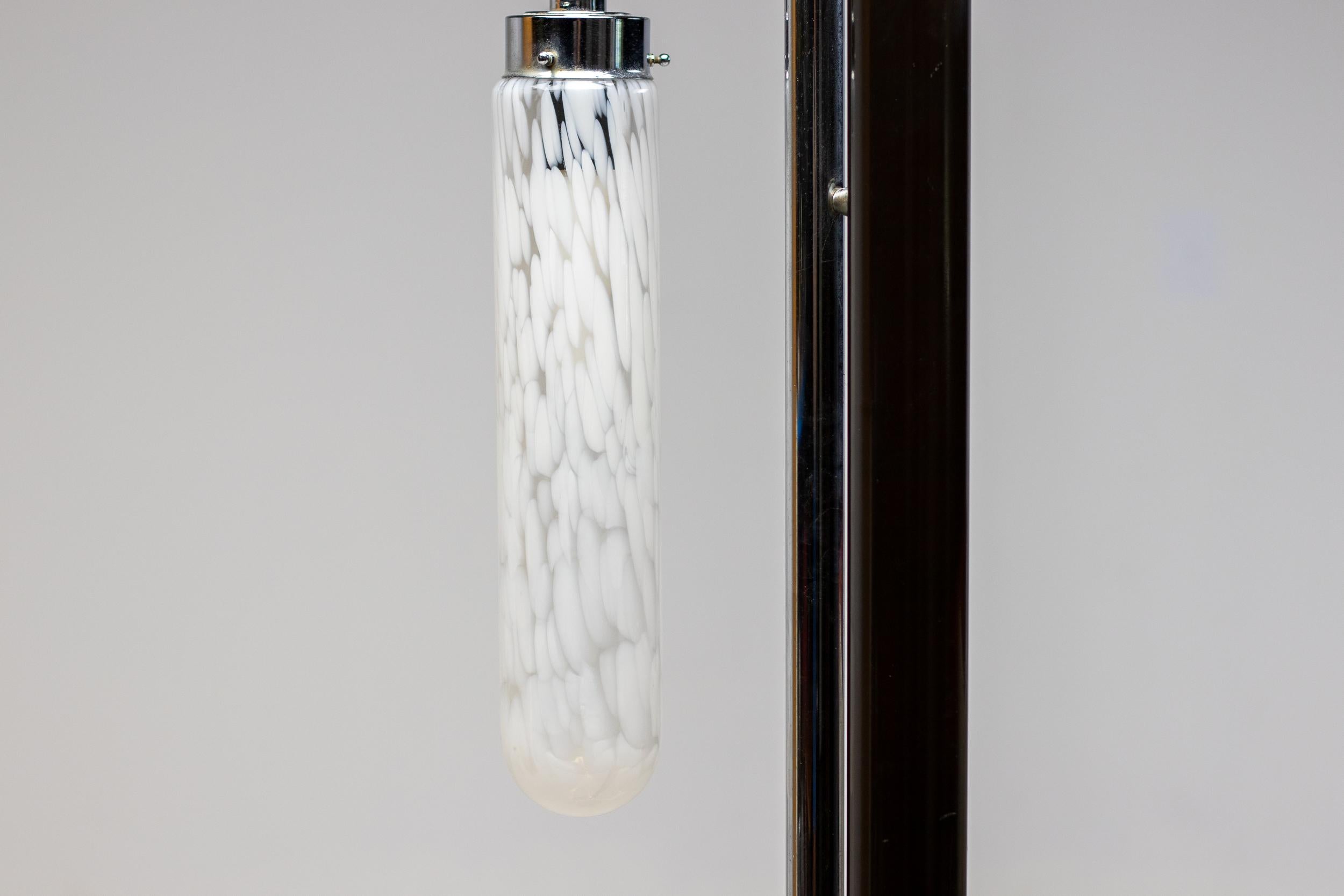 Spektakuläre italienische Stehleuchte, entworfen 1970 von Carlo Nason für A. V. Mazzega.
Eine runde, schwarz emaillierte Stahlsäule auf einem schönen braunen Marmorsockel trägt einen Chromrahmen mit mundgeblasenen Murano-Glasschirmen.
Die