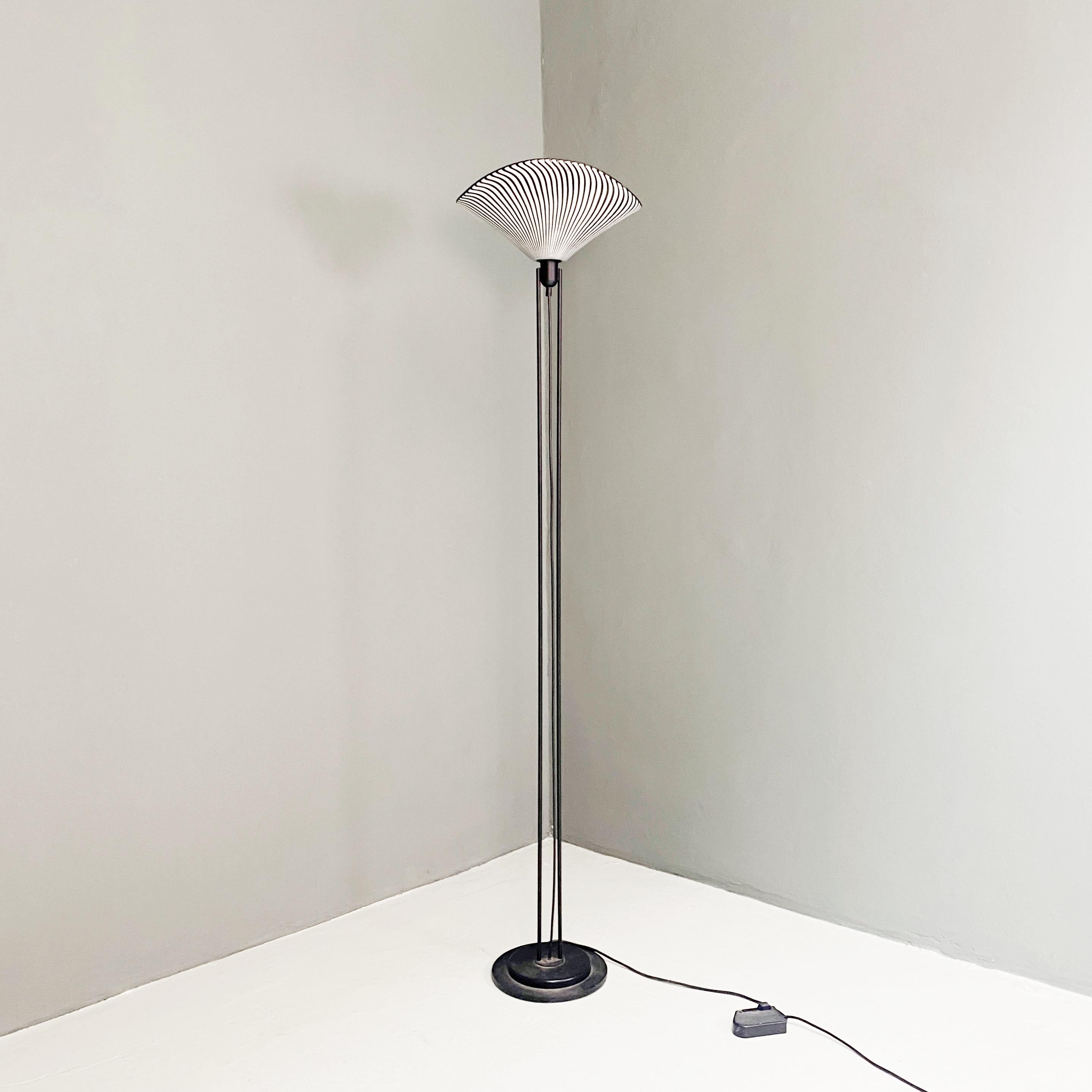 Murano glass floor lamp by Lino Tagliapietra for Effetre Murano, 1960s
Floor lamp with base in matt black enamelled metal and Murano glass lampshade with black spiral decoration on a white background. Designed by Lino Tagliapietra for Effetre