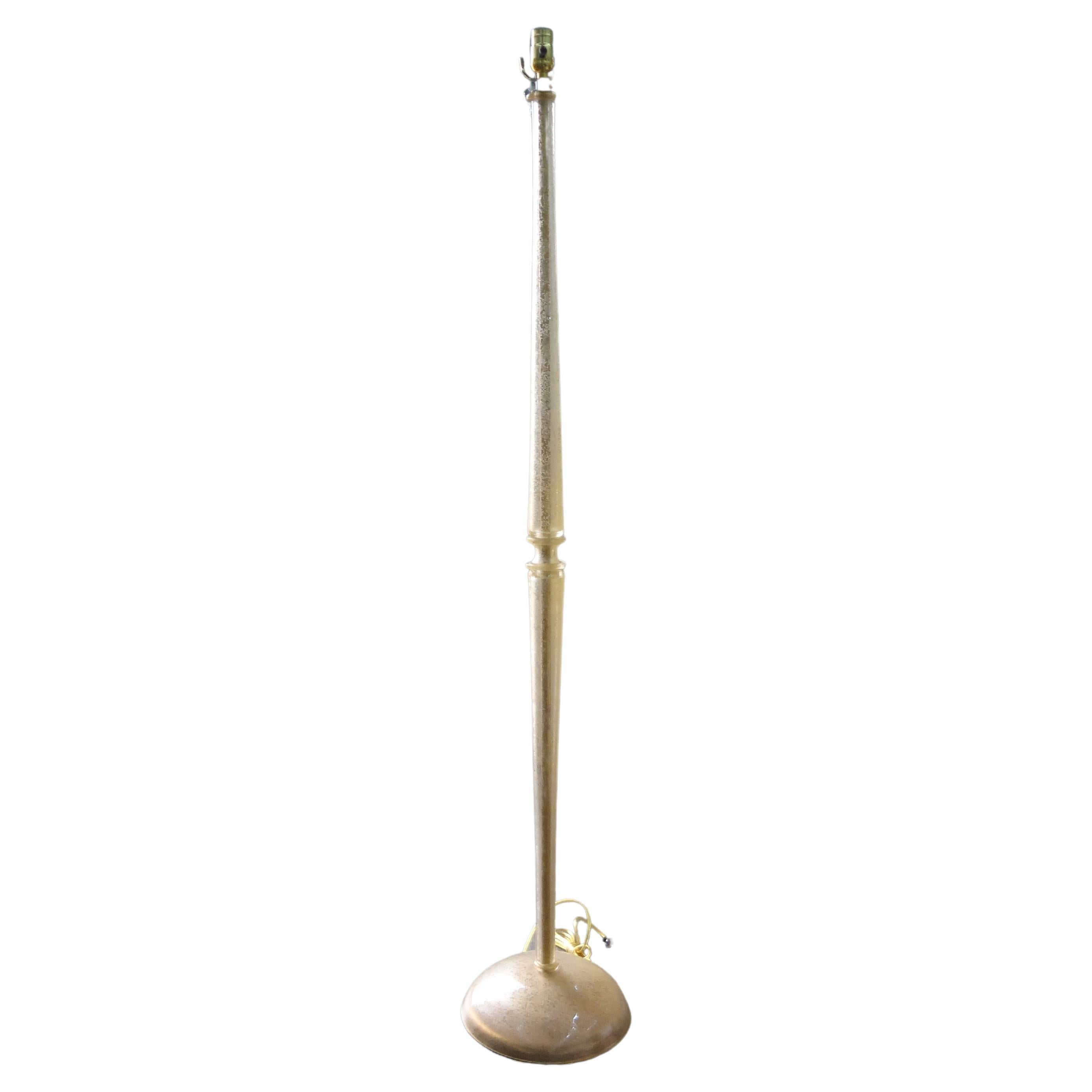 Lampada da terra in vetro di Murano di Seguso.
Questa lampada da terra di Murano di Seguso è stata realizzata con un vetro insolito che ha un aspetto inciso all'interno. Non abbiamo mai visto questo tipo di vetro di Murano prima d'ora.
La nostra