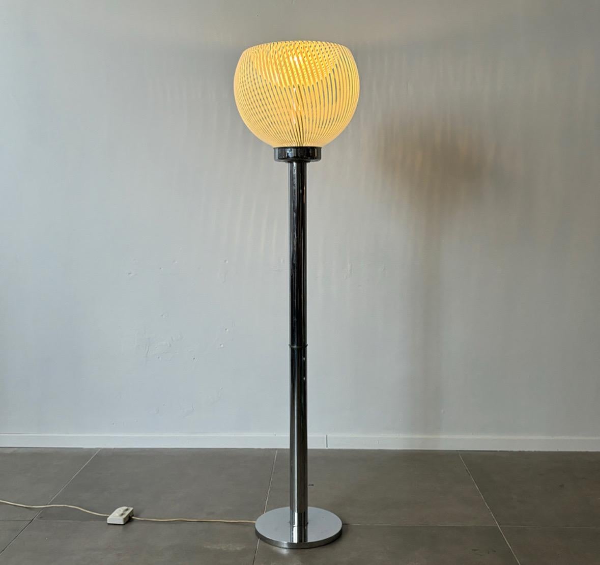 Murano glass floor lamp by Venini, 1970s Italy In Excellent Condition In Tel Aviv-Yafo, Tel Aviv District