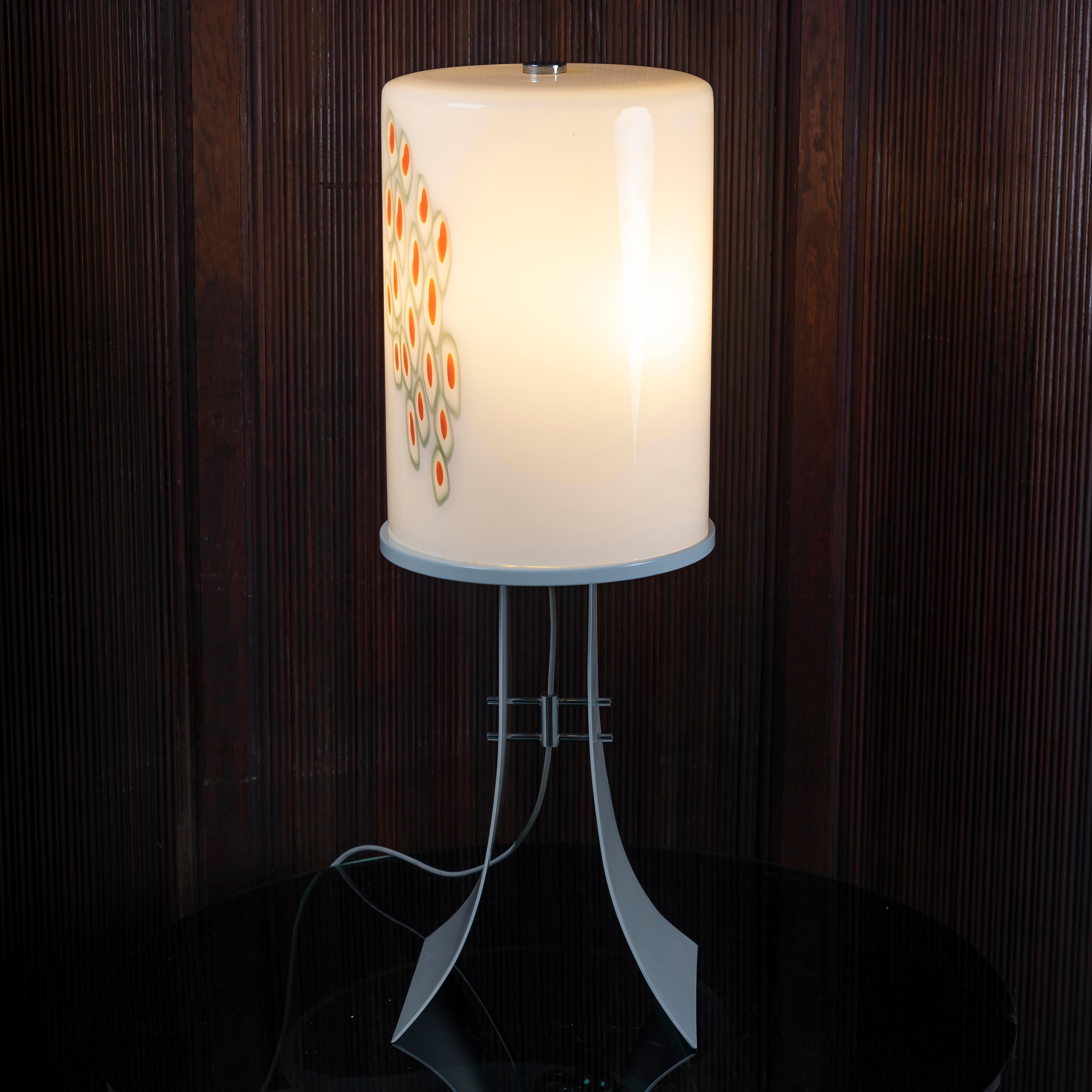 Vous devriez absolument envisager d'acquérir ce lampadaire en verre de Murano conçu par Alfredo Barbini, non seulement pour son artisanat exquis, mais aussi pour le remarquable héritage qu'il incarne. Créée dans les années 1960, cette pièce capture