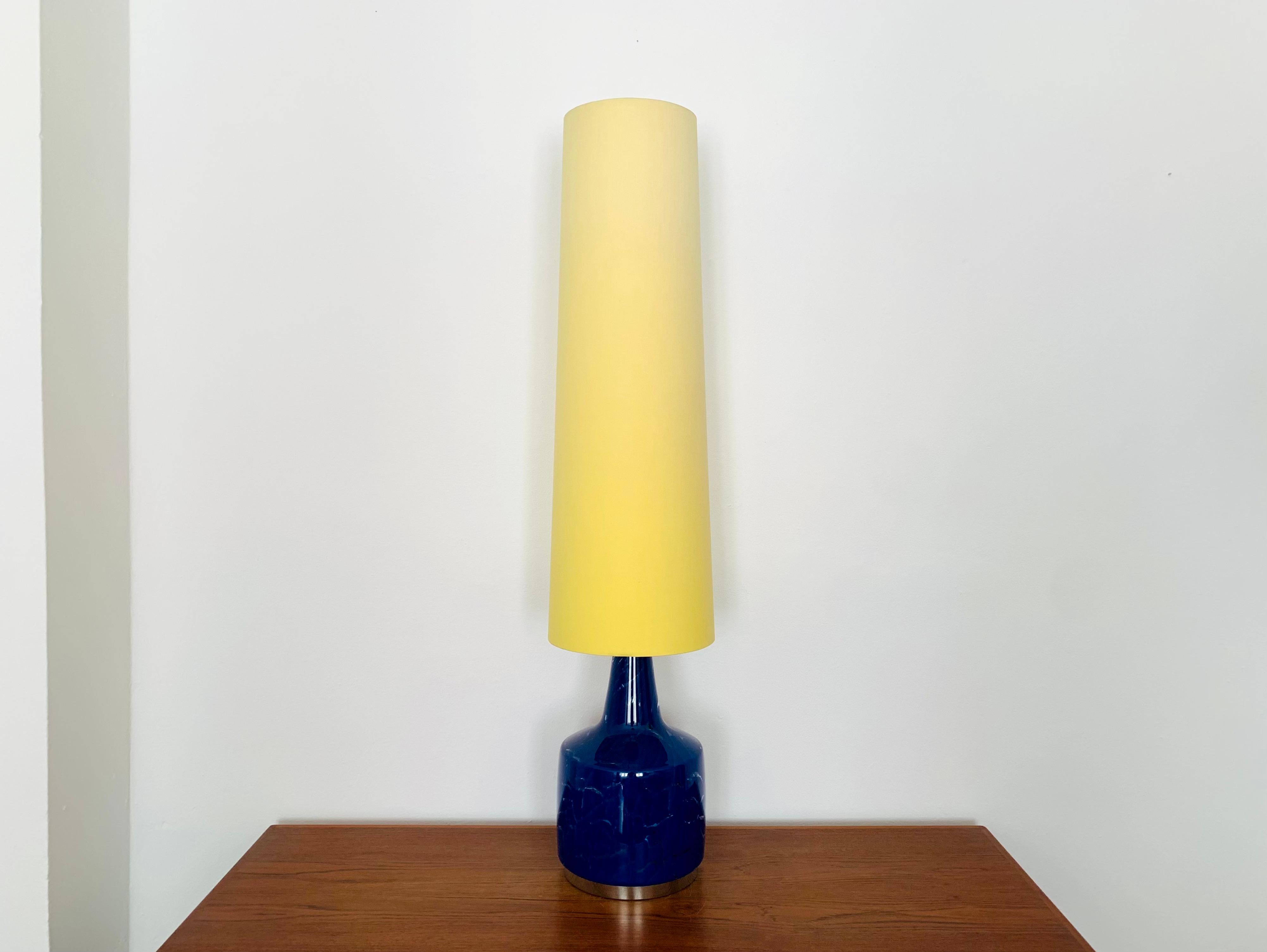 Lampada da terra in vetro di Murano molto bella e di alta qualità degli anni '60.
La lampada è molto nobile e un oggetto di design molto speciale.
La meravigliosa base in vetro crea una luce scintillante.

Condizioni:

Condizioni d'epoca molto buone