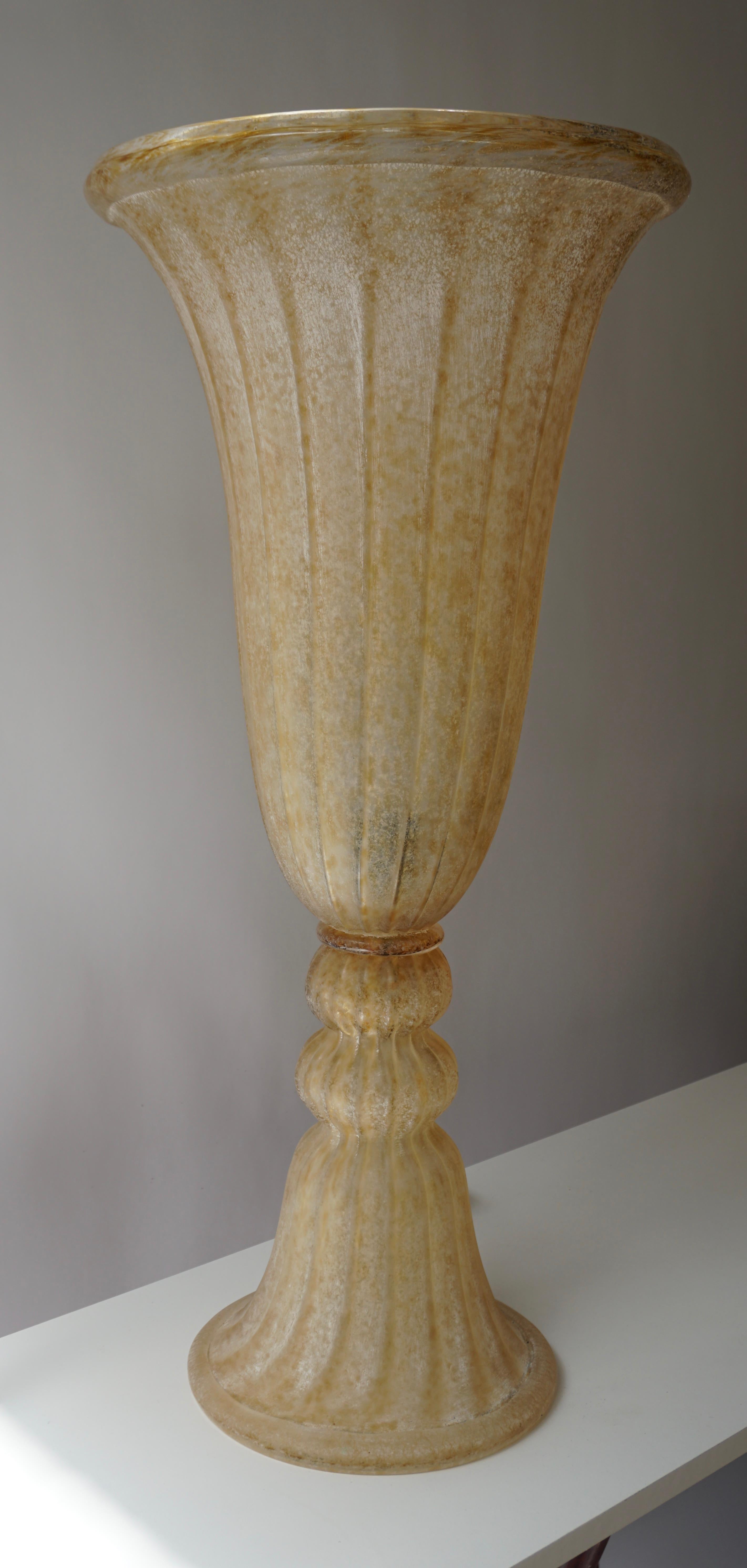 Italian Murano glass floor lamp or table lamp.
Measures: Height 77 cm.
Diameter 36 cm.
  