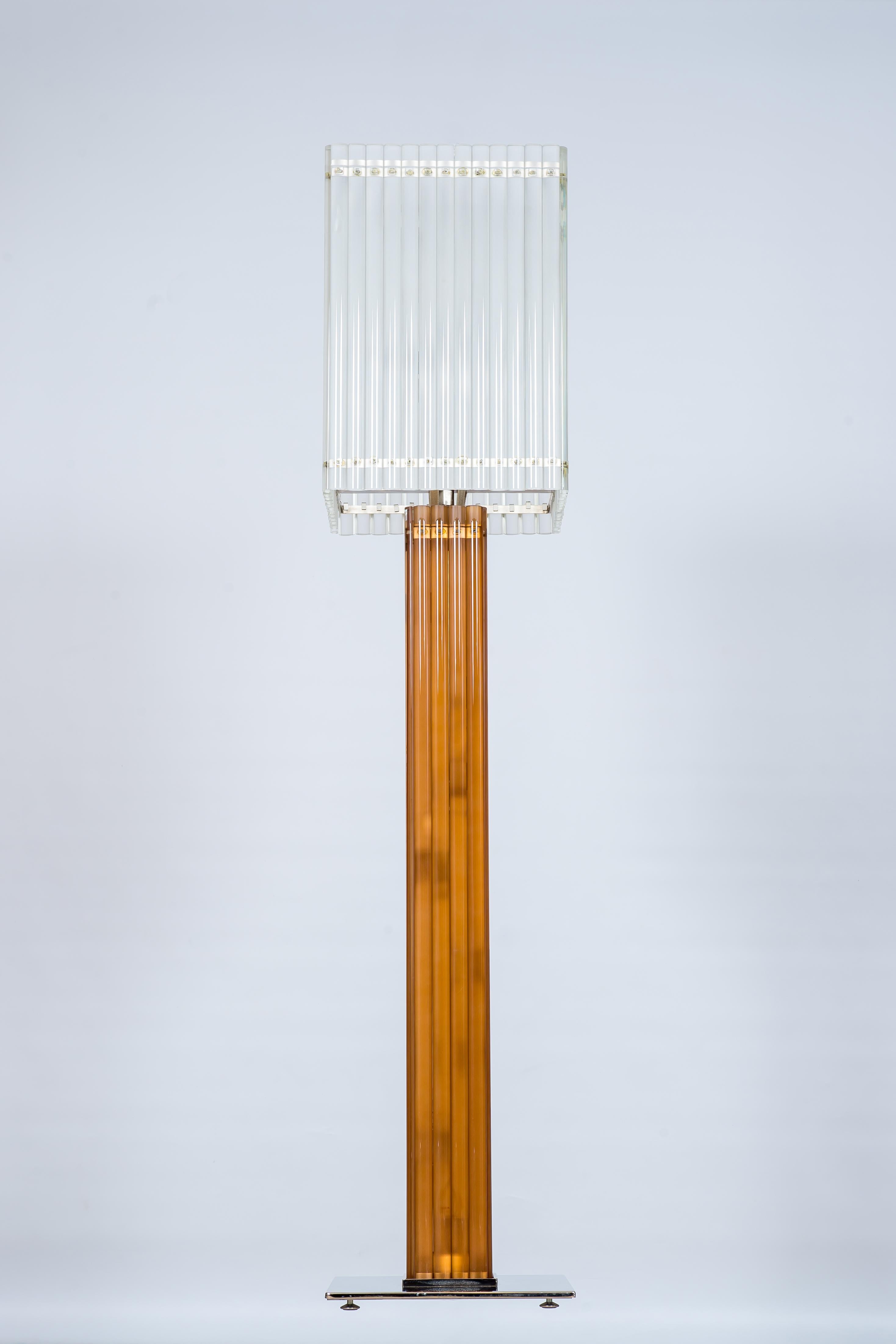 Ce lampadaire exceptionnel est un exemple impressionnant de design postmoderne mêlé au luxe néoclassique, mettant en valeur l'art sublime de Murano. Datant des années 1990, cette pièce capture sans effort la sensibilité opulente et glamour souvent