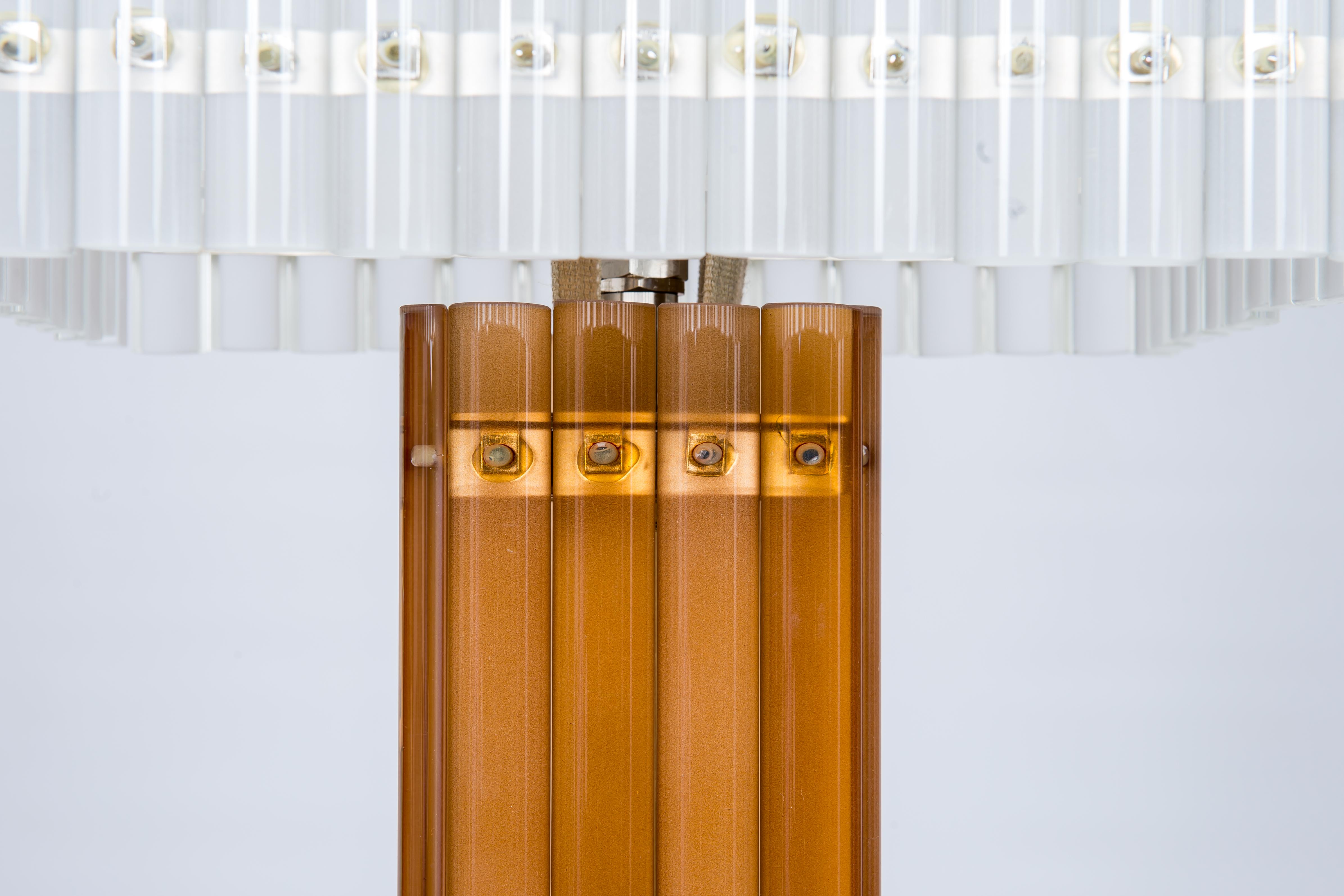 italien Lampadaire en verre de Murano : Classicisme postmoderne en cognac et cristal, Italie en vente