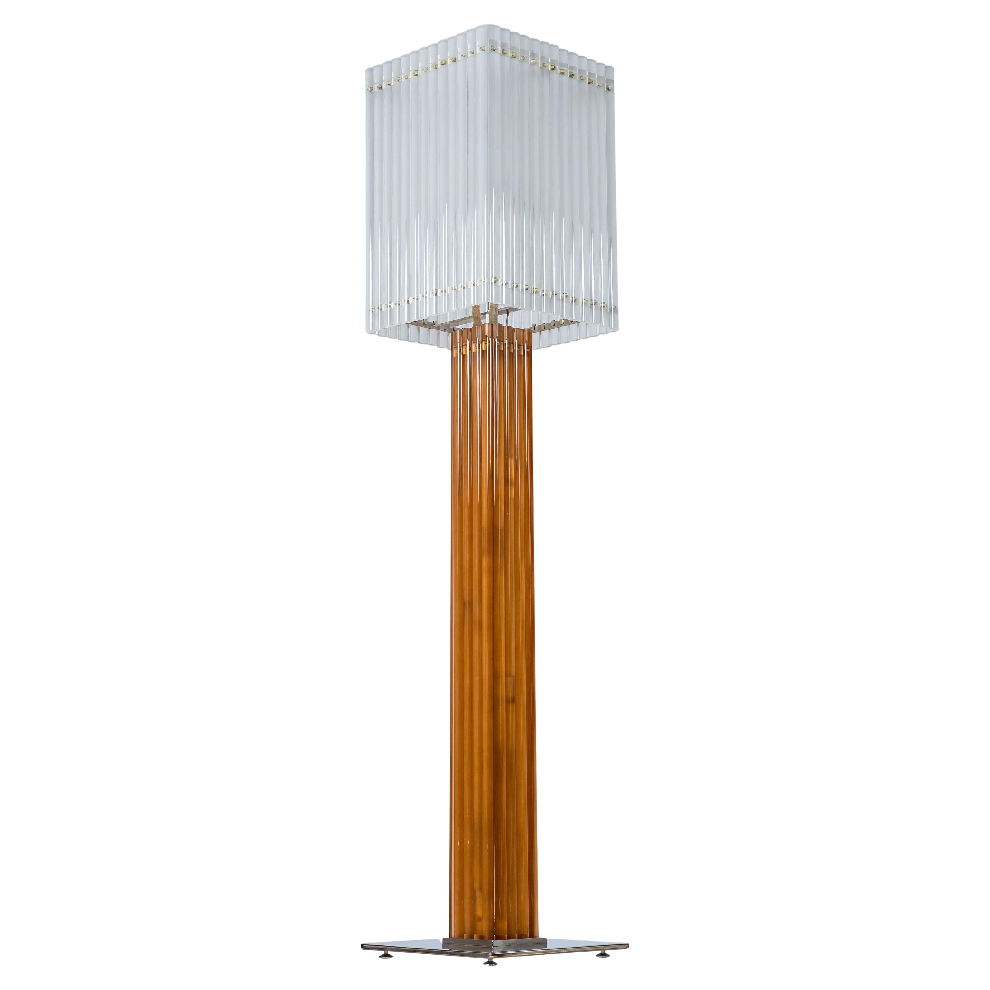 Lampada da terra in vetro di Murano: Classicismo postmoderno in cognac e cristallo, Italia