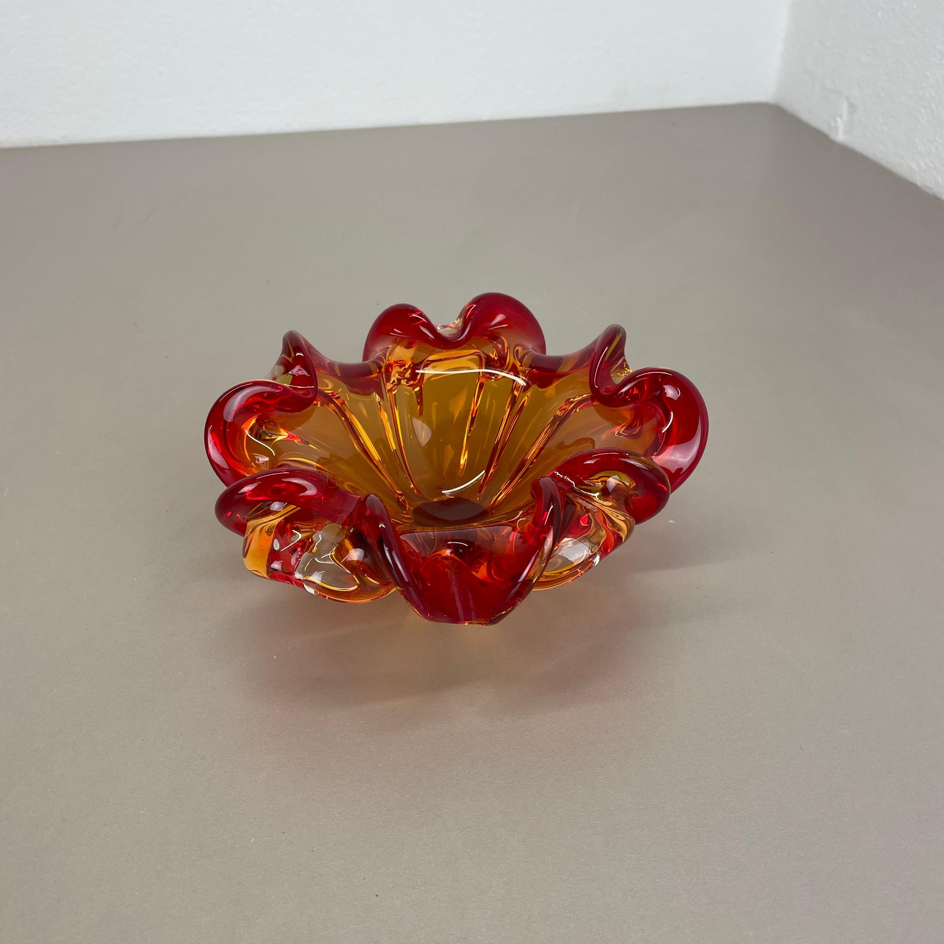 Artículo:

Cuenco de cristal de Murano, elemento cenicero


Productor:

Barovier y Toso


Origen:

Murano, Italia


Década:

1970s



Este original elemento vintage de cristal, cenicero, fue fabricado en los años 70 en Murano, Italia, por Barovier y