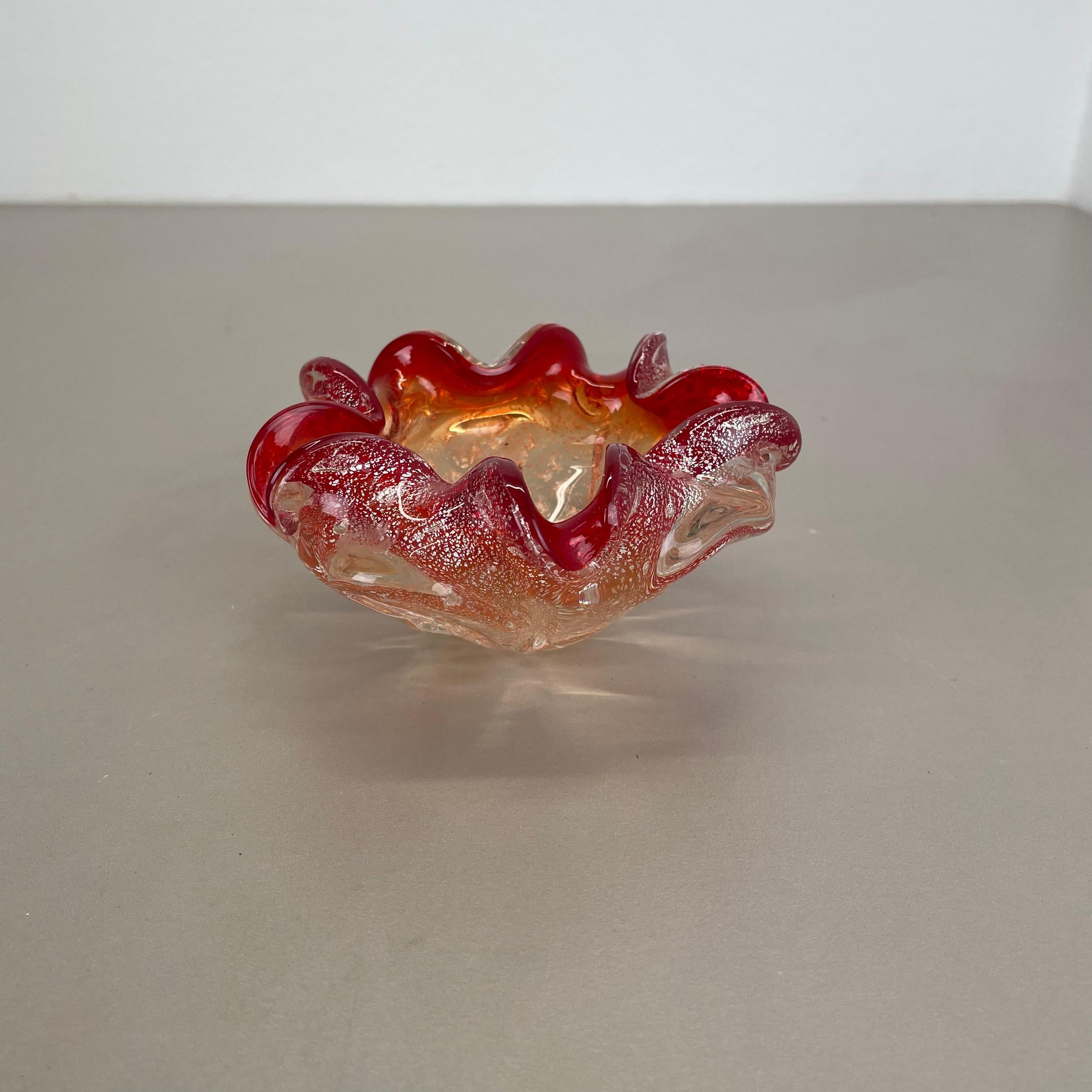 Artículo:

Cuenco de cristal de Murano, elemento cenicero


Productor:

Barovier y Toso


Origen:

Murano, Italia


Década:

1970s



Este original elemento vintage de cristal, cenicero, fue fabricado en los años 70 en Murano, Italia, por Barovier y