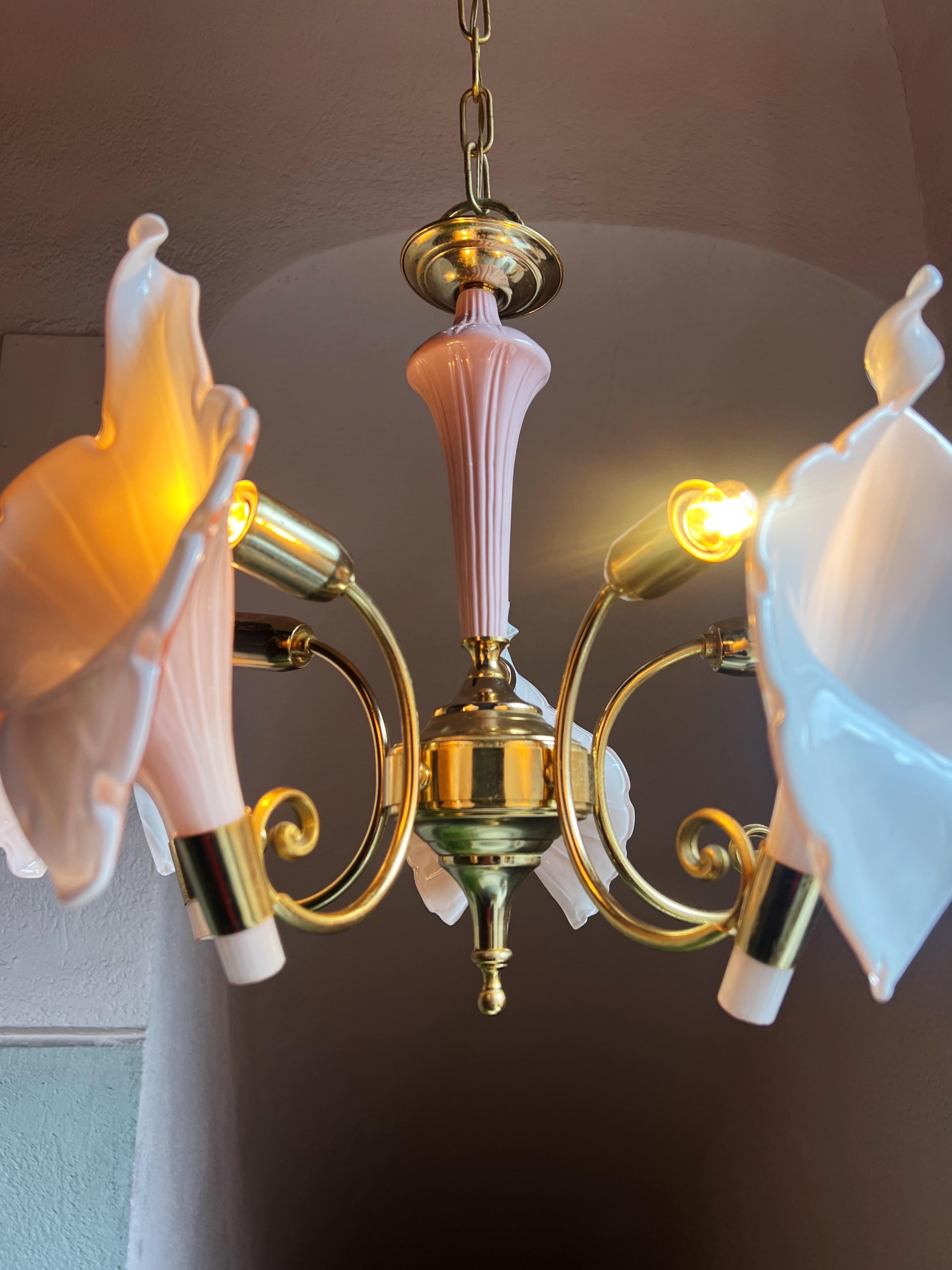 Lampadario floreale in vetro di Murano in rosa chiaro in vendita 3