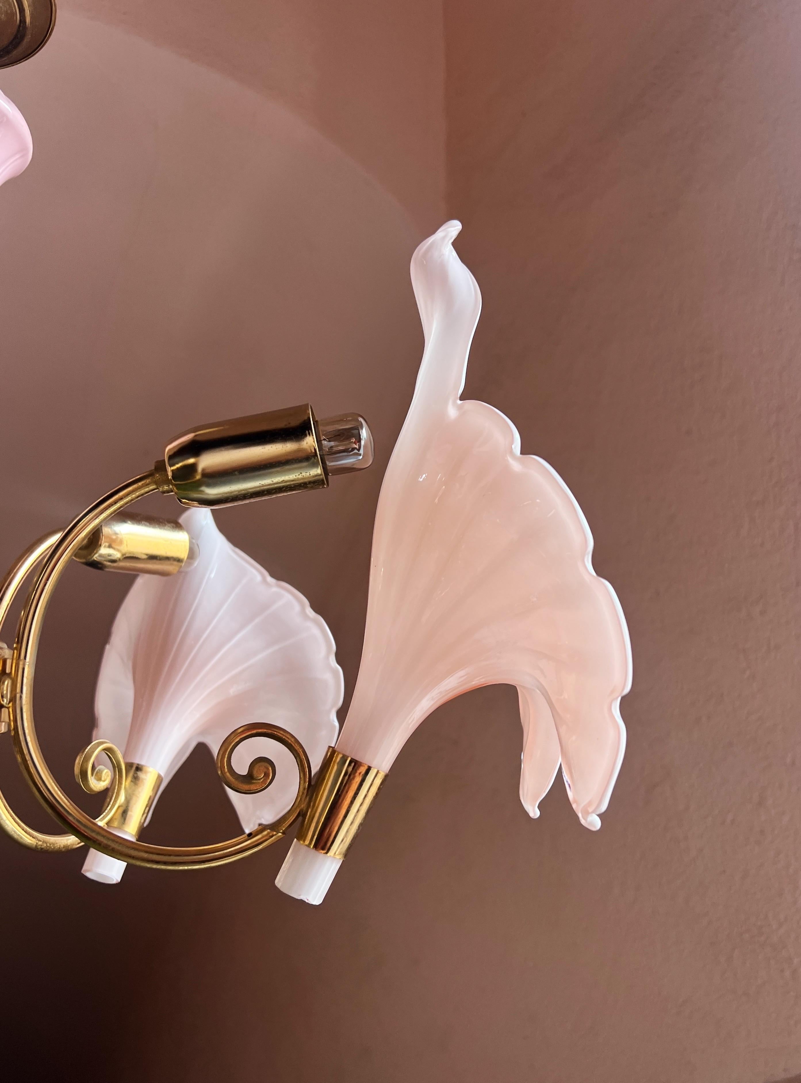 Questo squisito lampadario del 1890 mette in mostra la maestria senza tempo del vetro di Murano. Presenta cinque grandi fiori di vetro a forma di calla a doppio strato in una delicata miscela di rosa tenue e bianco all'interno dei petali. I fiori
