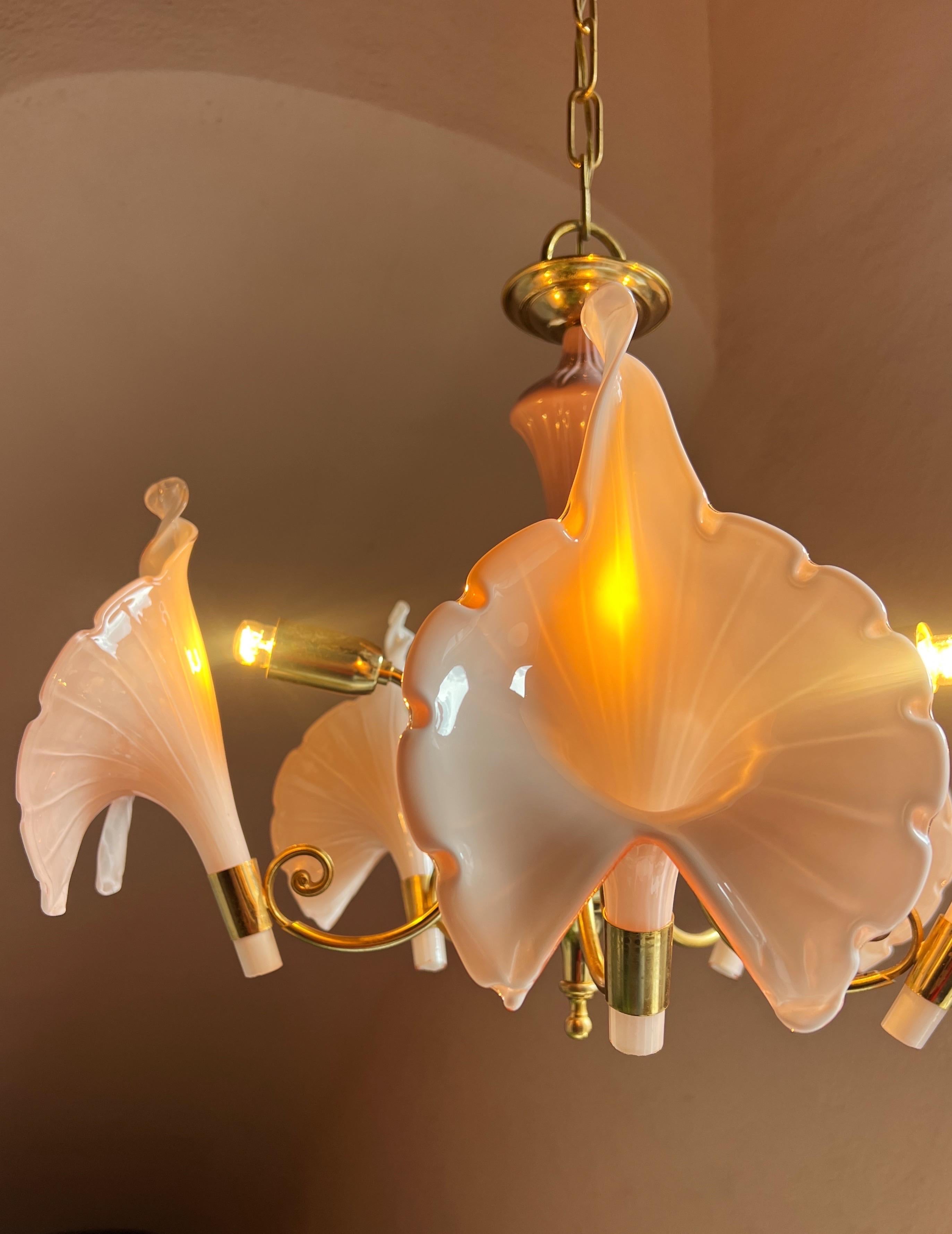 Italiano Lampadario floreale in vetro di Murano in rosa chiaro in vendita