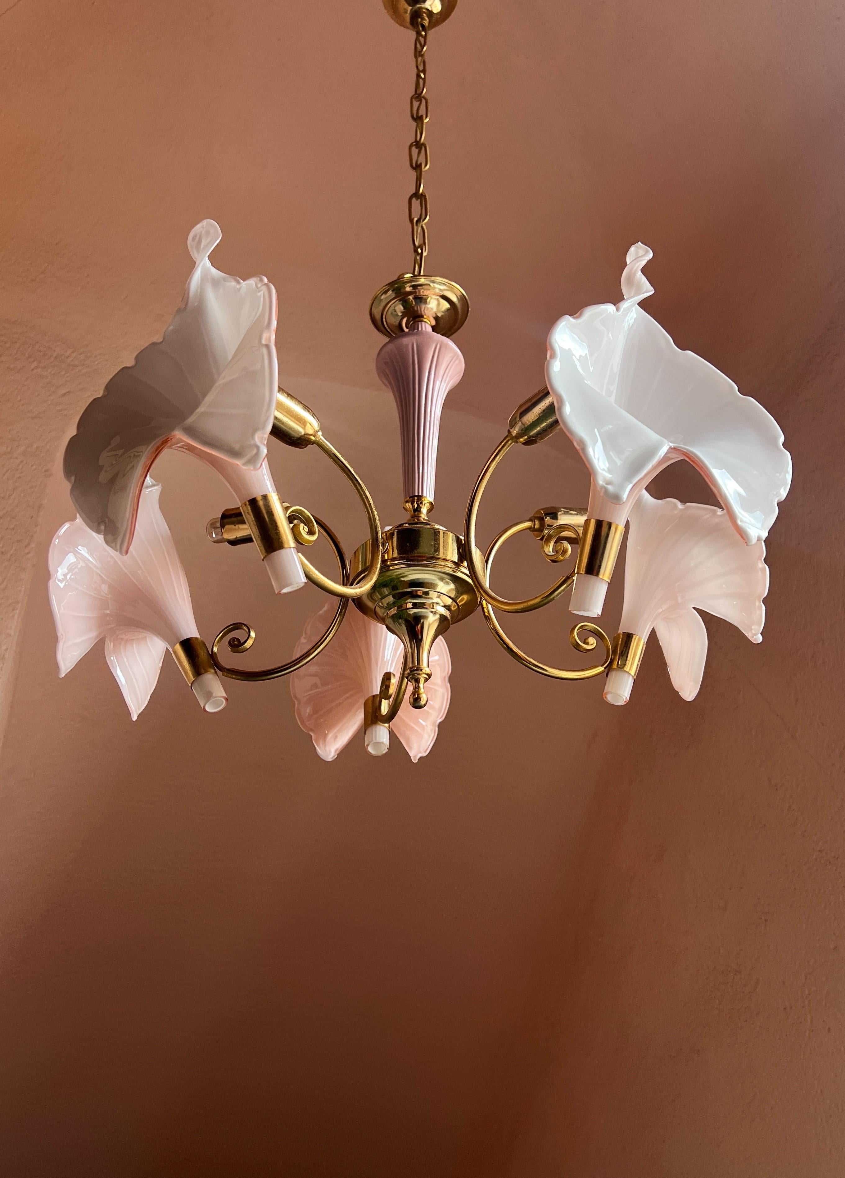 Metallo Lampadario floreale in vetro di Murano in rosa chiaro in vendita