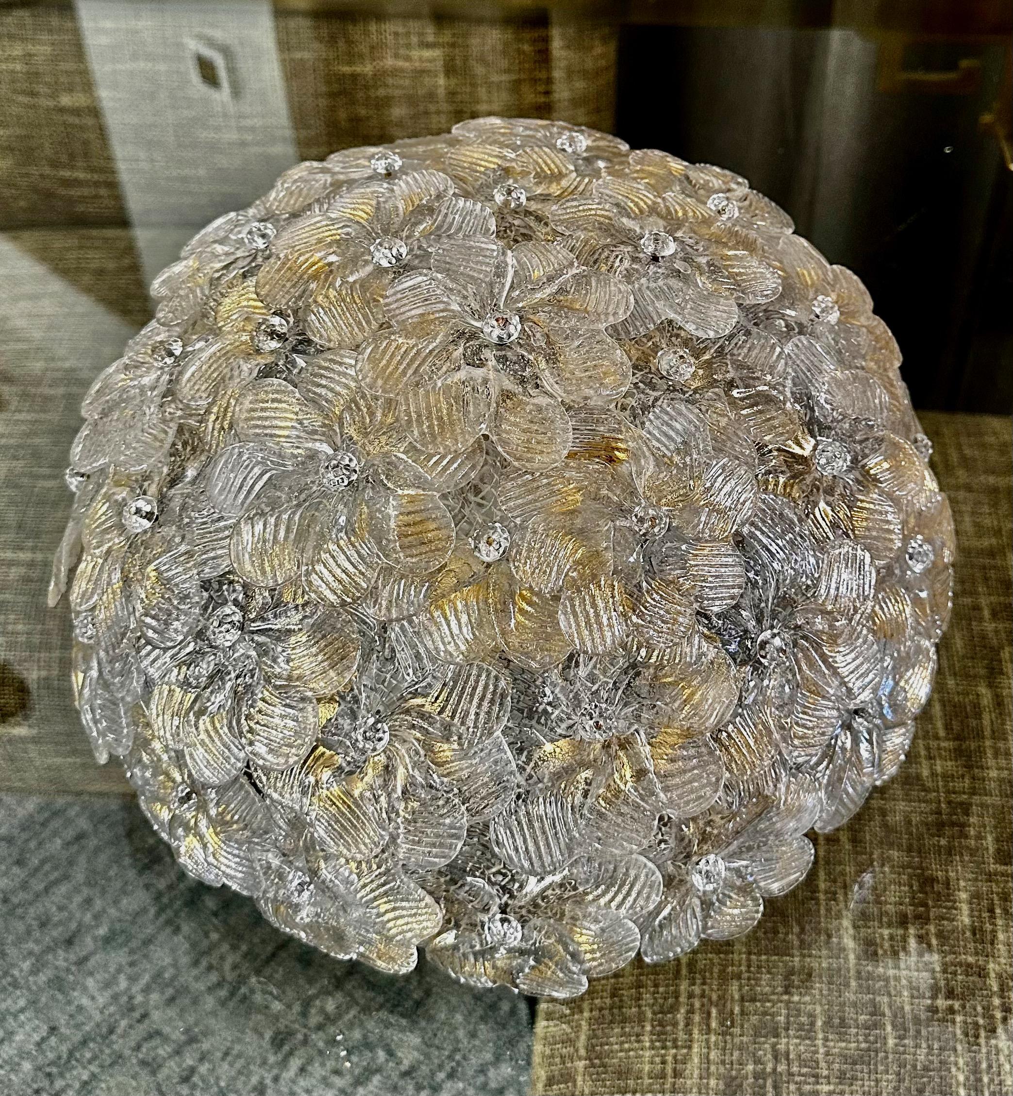 Plafonnier à encastrer en verre floral soufflé à la main de Murano, avec une plaque de plafond et des ferrures en laiton. Les fleurs en verre sont transparentes avec des inclusions dorées. Utilise trois ampoules de taille candélabre. Câblage