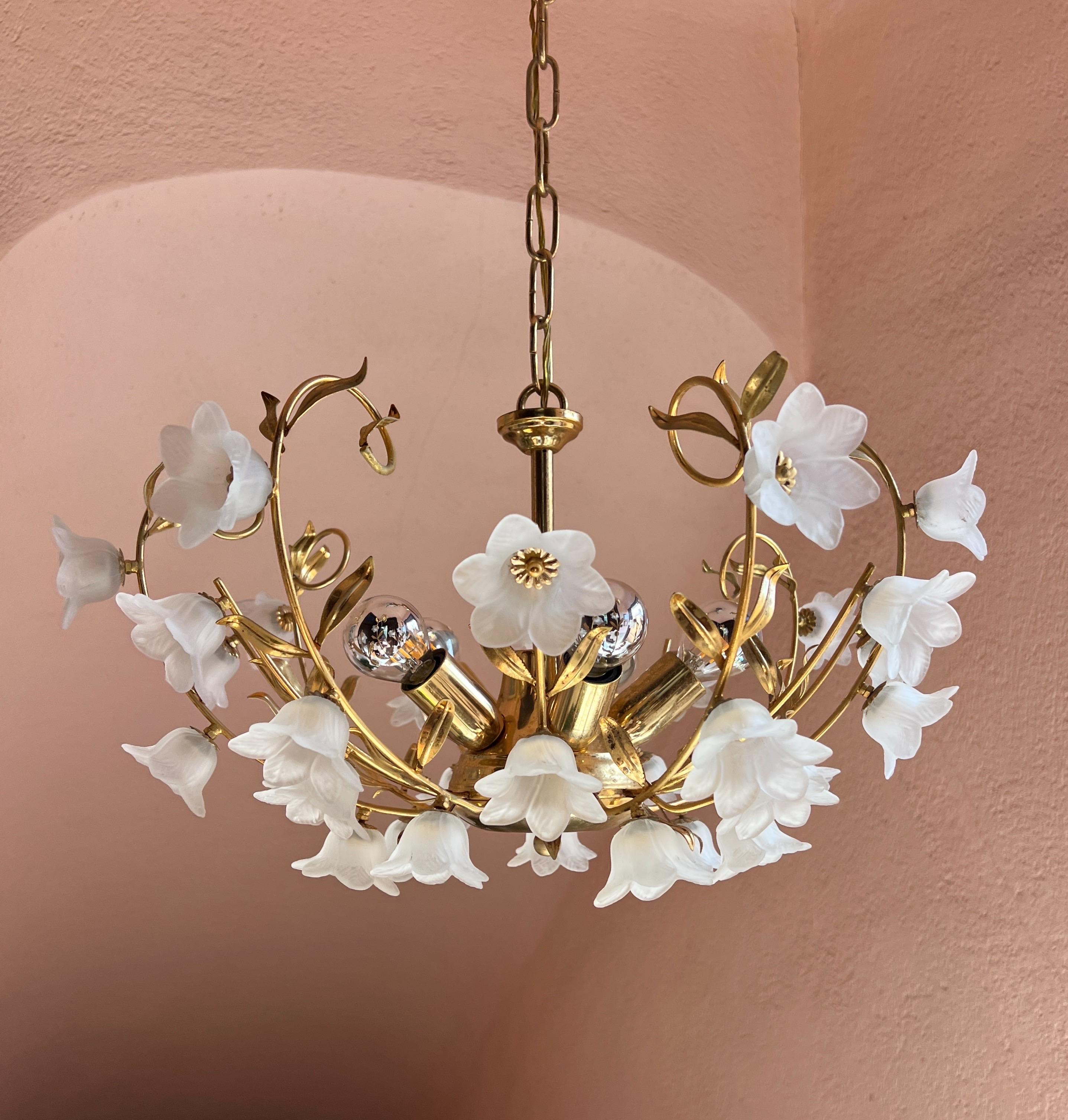 A refined Murano glass lamp that can be mounted either hanging from a chain or directly on the ceiling as a flush light.
Delicate white Murano glass flowers are arranged on a gold coated metal base in a graceful round shape adorned with small