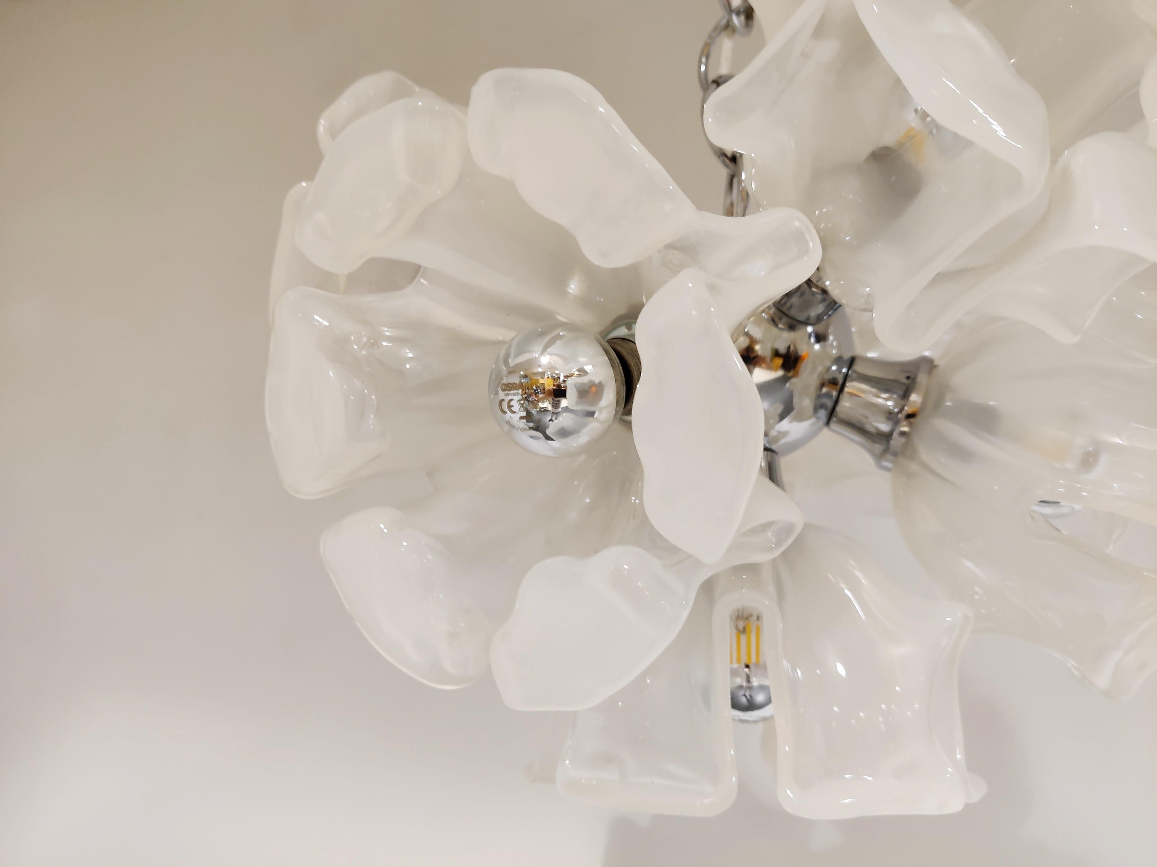 Mid century flower chandelier made from murano glass shades and a chrome frame.

Once illuminated, it creates an utterly charming ambience.

It takes seven E26/E27 light bulbs, tested and ready to use.

Good condition

1960s -