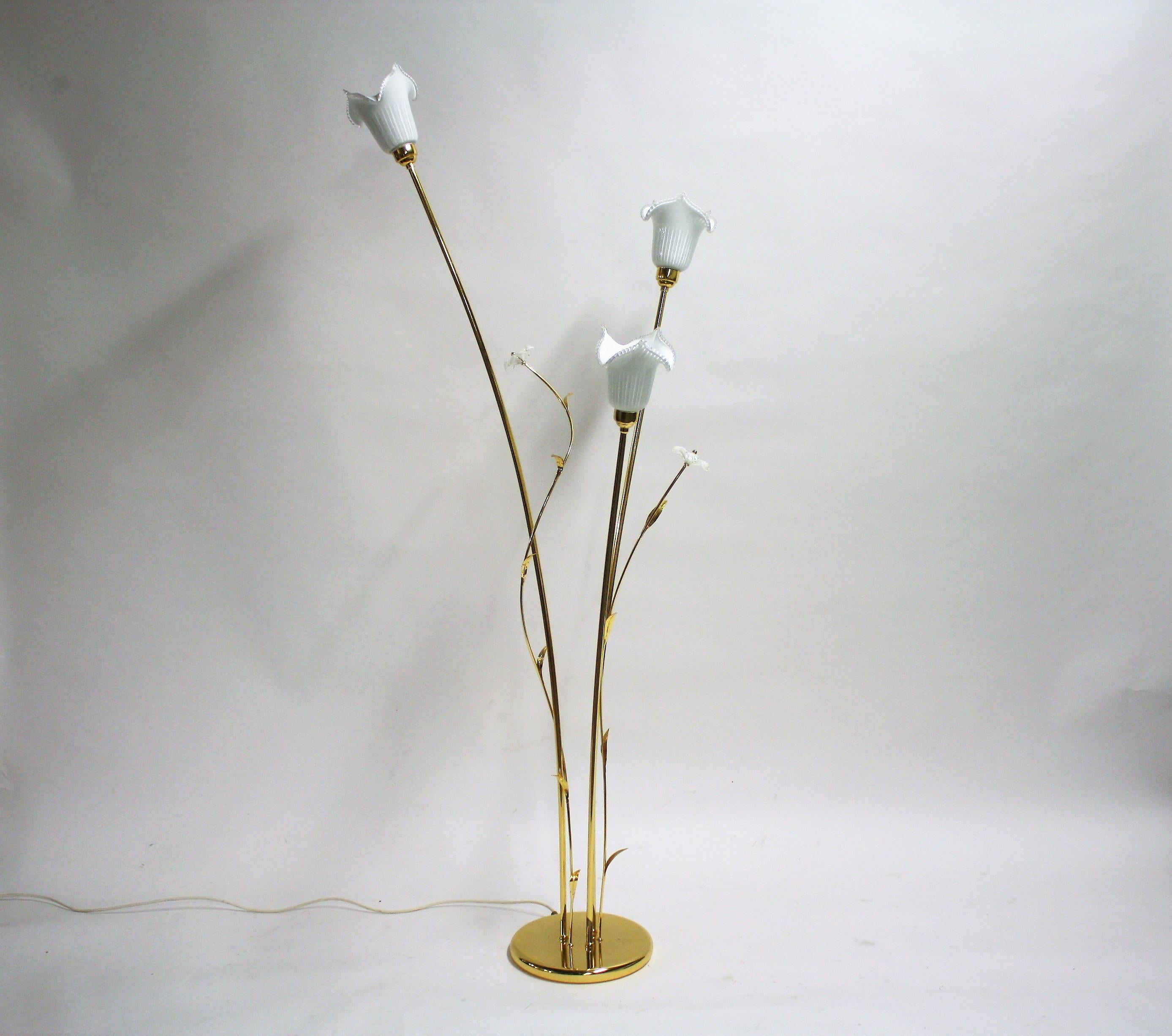 Stunning Hollywood Regency flower floor lamp.

The brass floor lamp has hand blown glass flower shades emitting a beautiful soft light.

Beautiful quality floor lamp that combines well with lots of interiors.

Tested and ready for use. Works