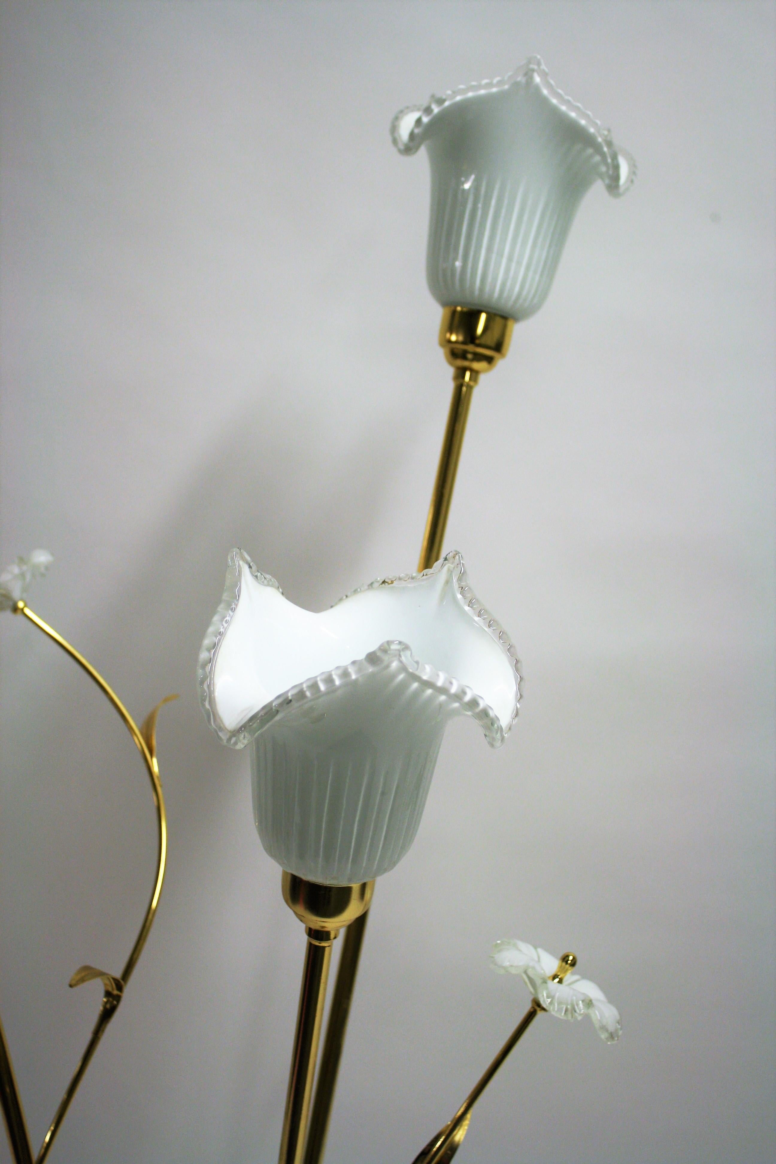 Muranoglas-Blumen-Stehlampe:: 1980er Jahre (Hollywood Regency)