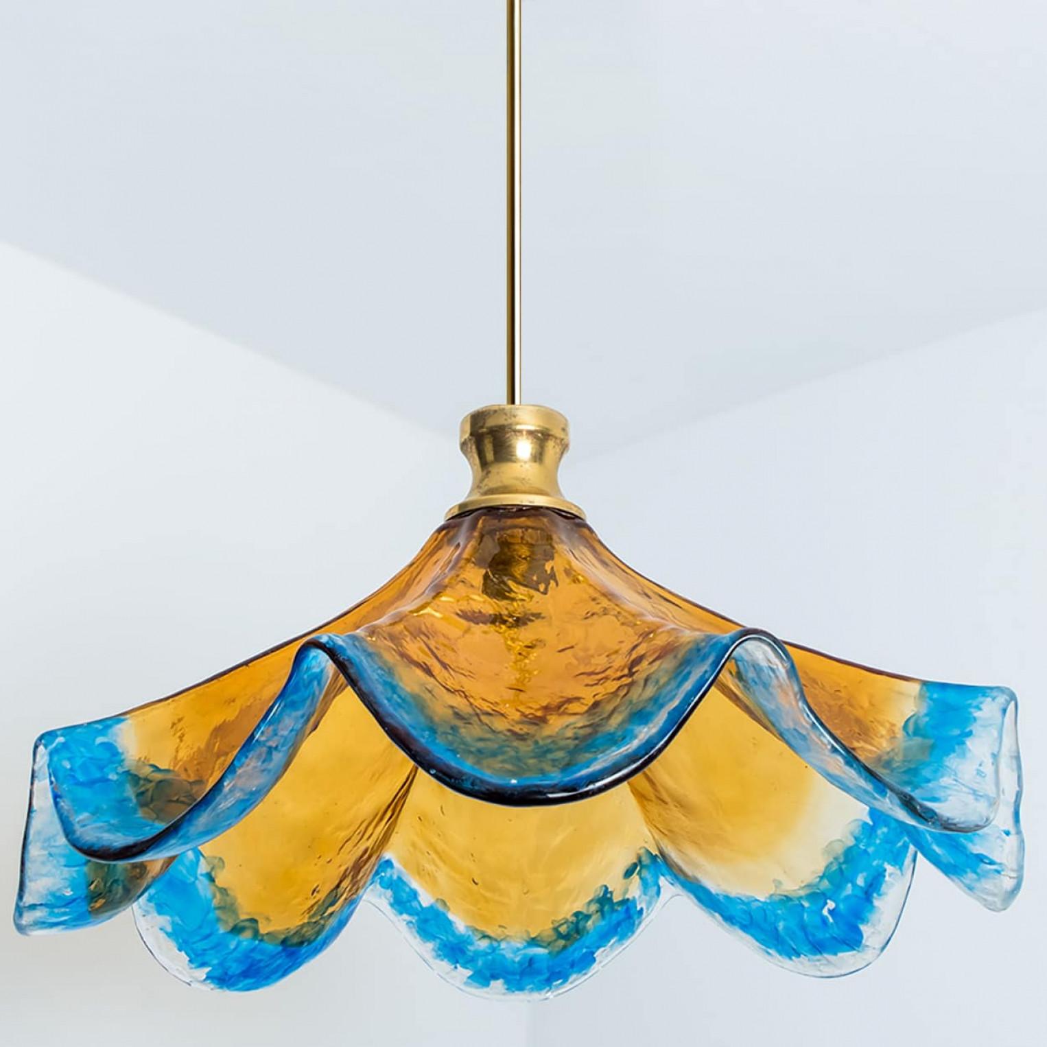 Italiano Lampada a sospensione a forma di fiore in vetro di Murano di Mazzega Light, 1970 in vendita