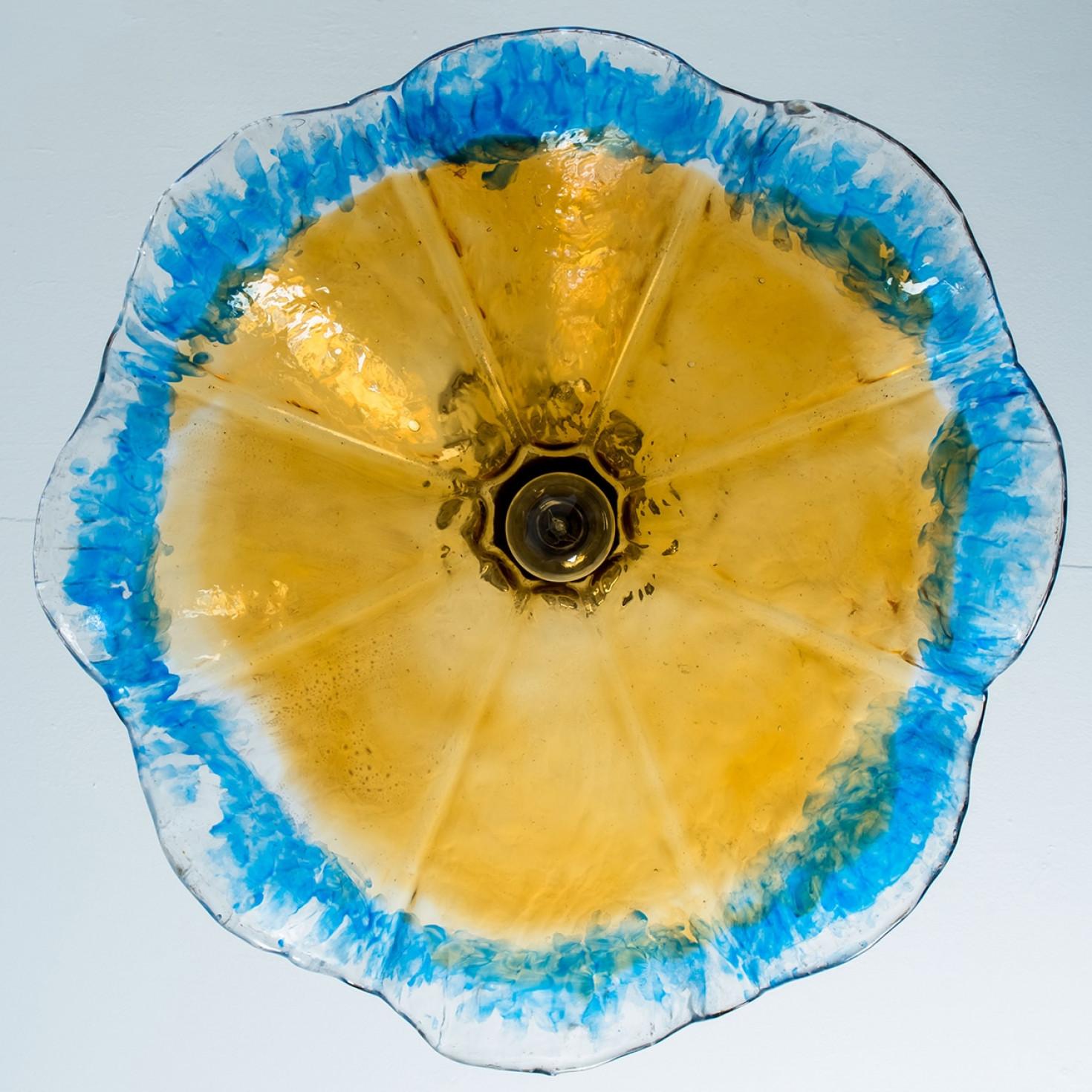 Lampe suspendue à fleurs en verre de Murano par Mazzega, 1970 Bon état - En vente à Rijssen, NL