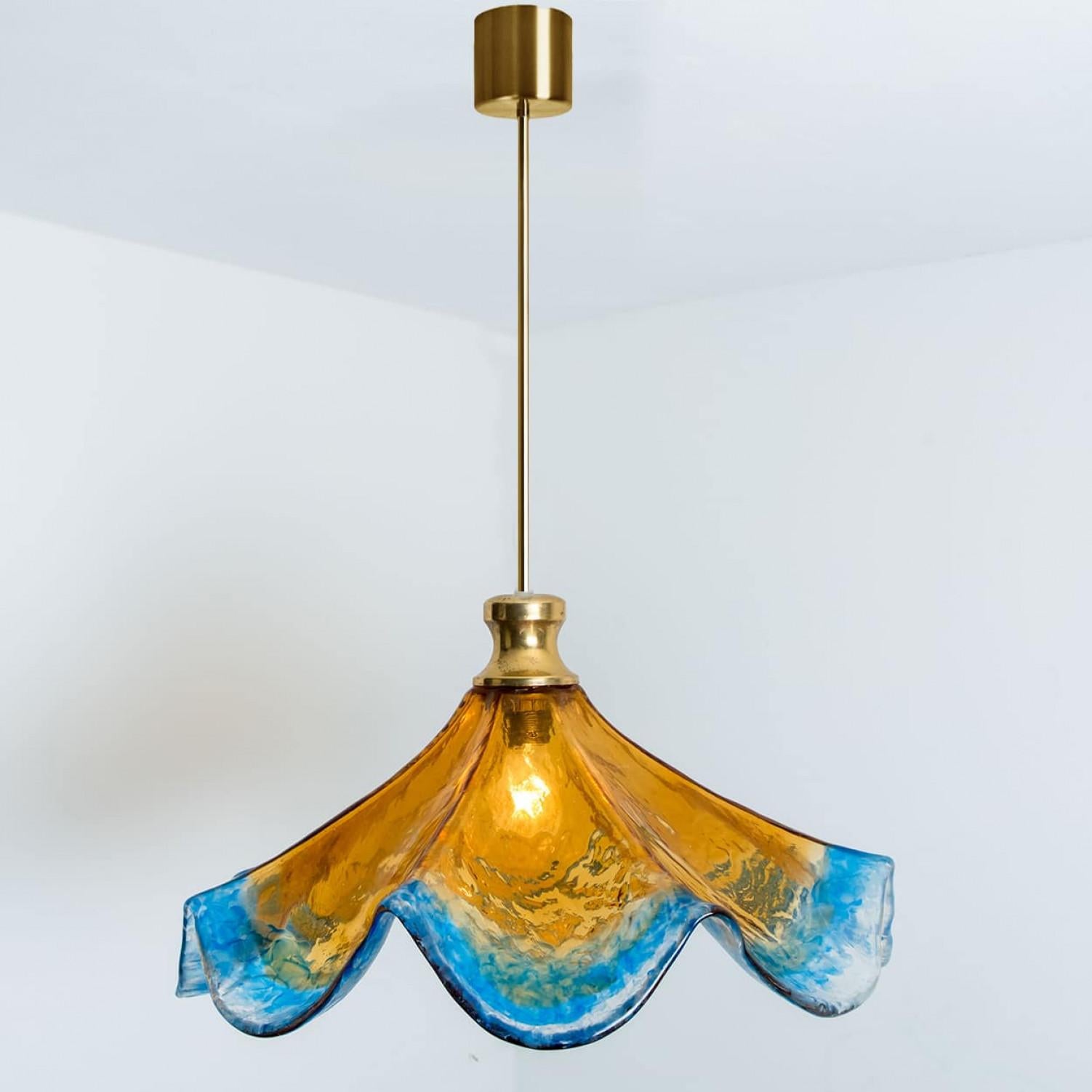 XX secolo Lampada a sospensione a forma di fiore in vetro di Murano di Mazzega Light, 1970 in vendita