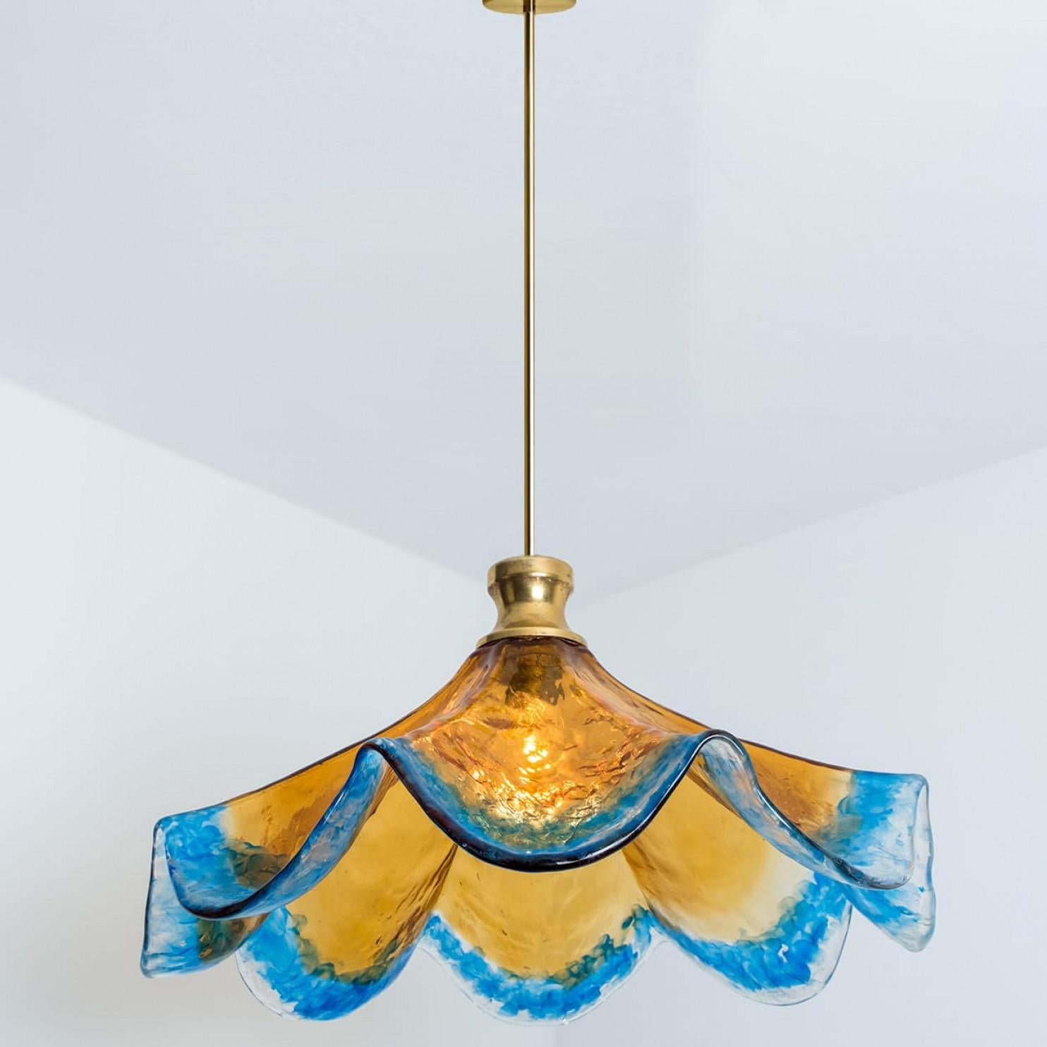 Ottone Lampada a sospensione a forma di fiore in vetro di Murano di Mazzega Light, 1970 in vendita