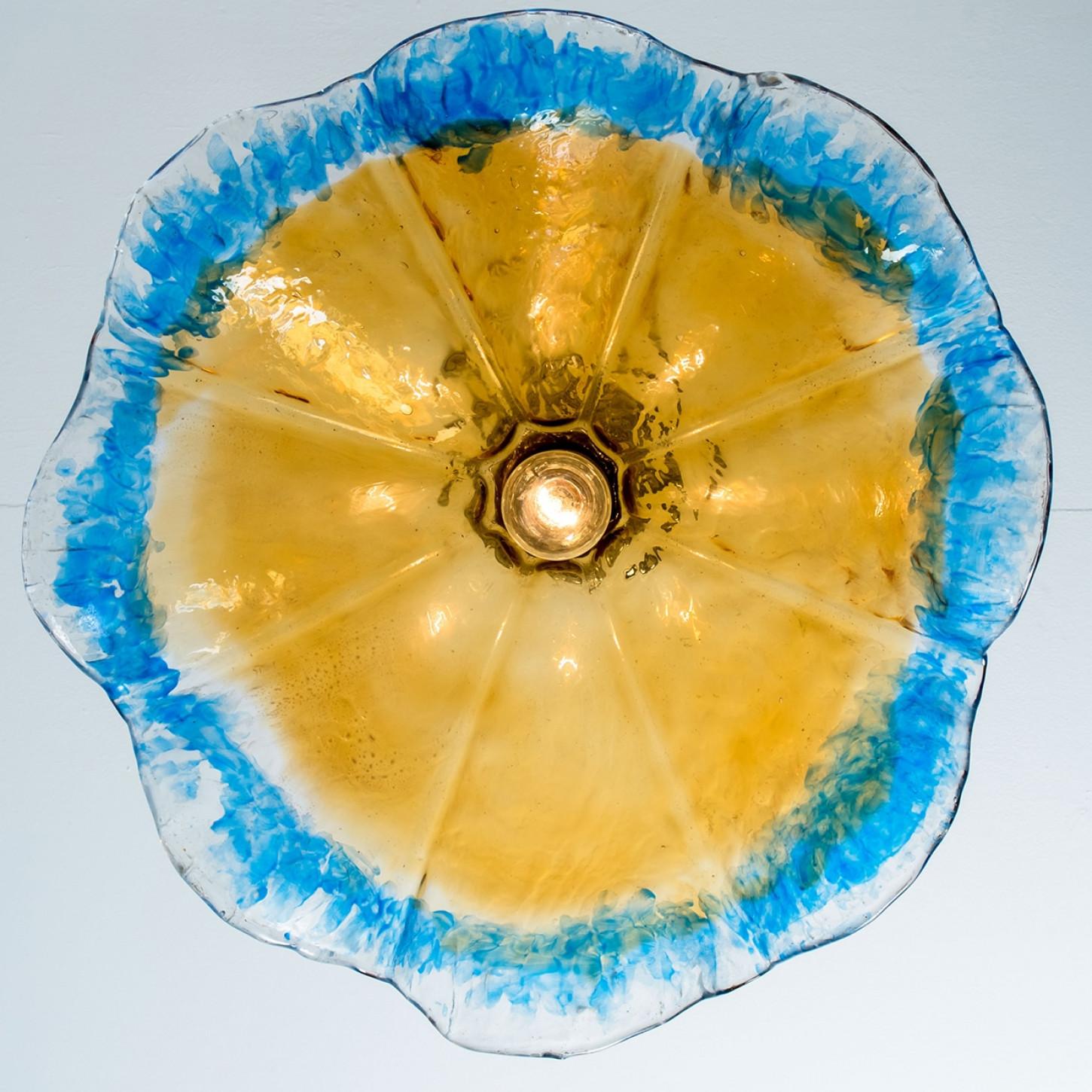 Lampe suspendue à fleurs en verre de Murano par Mazzega, 1970 en vente 1