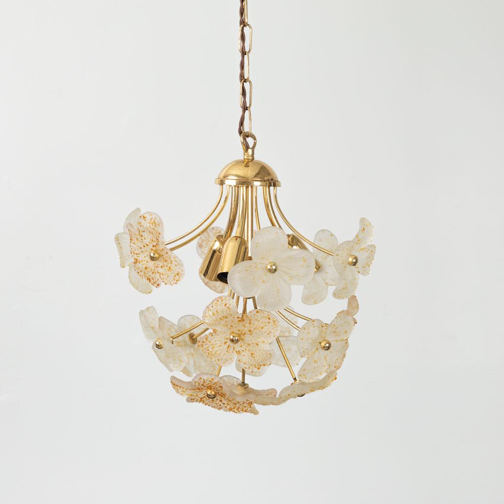 Graziosa lampada a sospensione a forma di fiore in vetro di Murano proveniente dall'Italia, anni '60. Steli in ottone con fiori in vetro smerigliato e color oro. Ogni fiore è attaccato singolarmente. Ricablata di recente con catena e tettuccio in