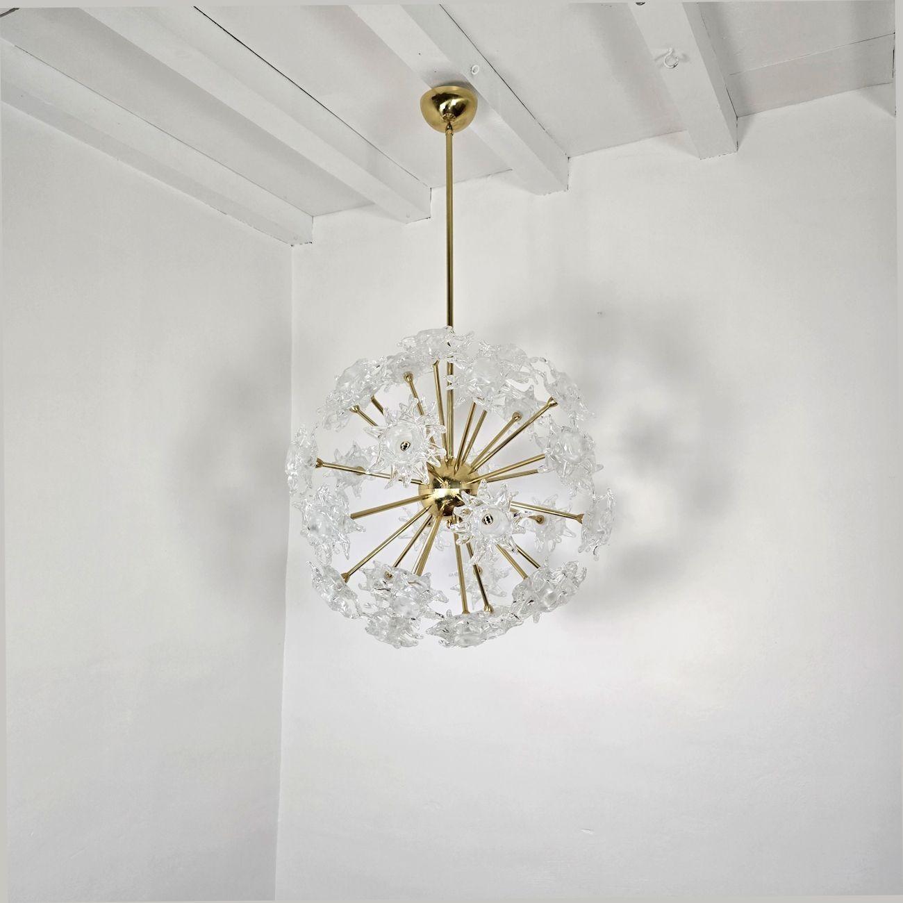 Lampadario Sputnik in vetro di Murano della metà del secolo scorso, Italia anni '90, stile Vistosi.
Il lampadario italiano Sputnik è composto da fiori in vetro di Murano fatti a mano, ognuno dei quali contiene una luce.
Il lampadario è stato
