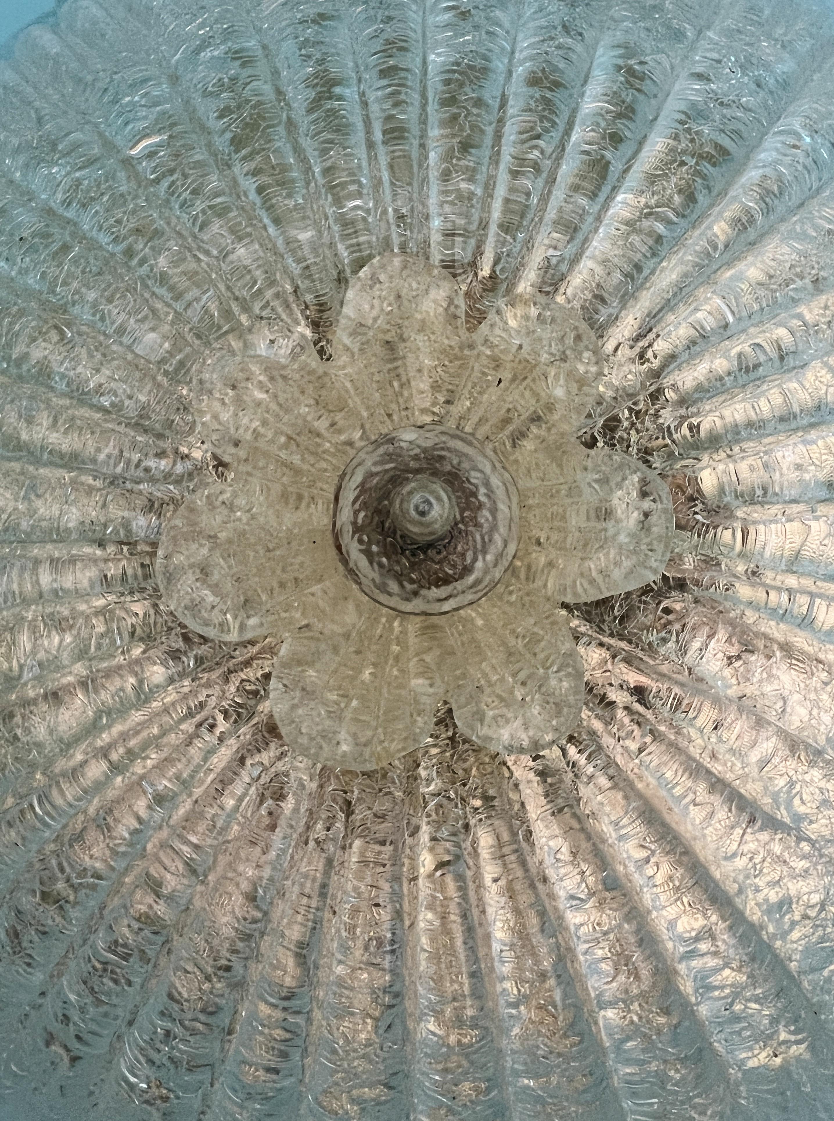 Piccolo ma elegante modello da incasso in vetro di Murano

Una raffinata lampada da incasso in vetro di Murano trasparente con una sottile tonalità dorata. Il vetro è ben dettagliato, coronato nella parte superiore da un delicato motivo floreale che