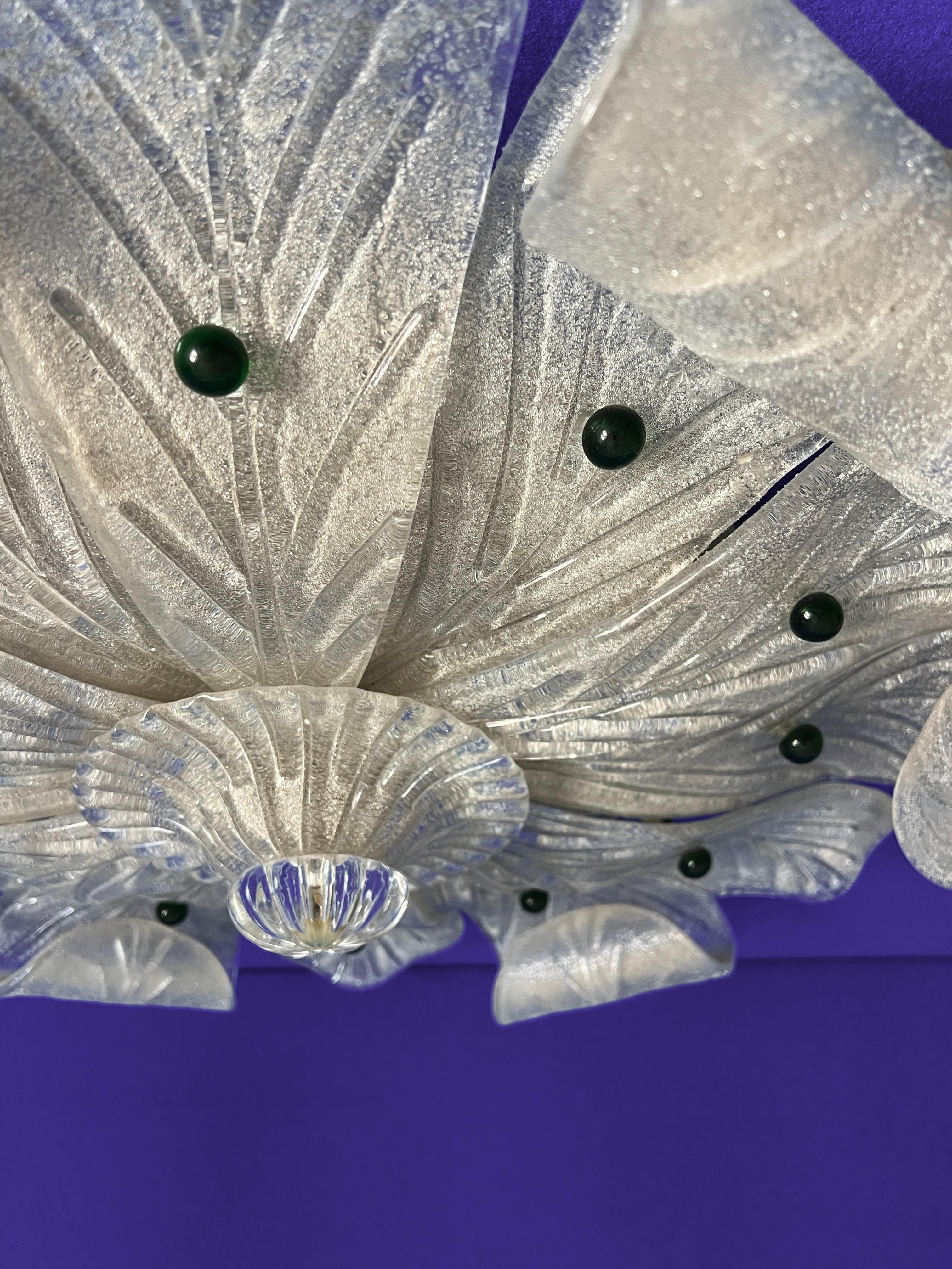 Magnifique et inhabituel modèle plus grand d'une monture encastrée en verre de Murano. Des feuilles en verre de Murano sont délicatement montées sur une base en métal, créant une forme semblable à une fleur. Chaque feuille est ornée d'une petite
