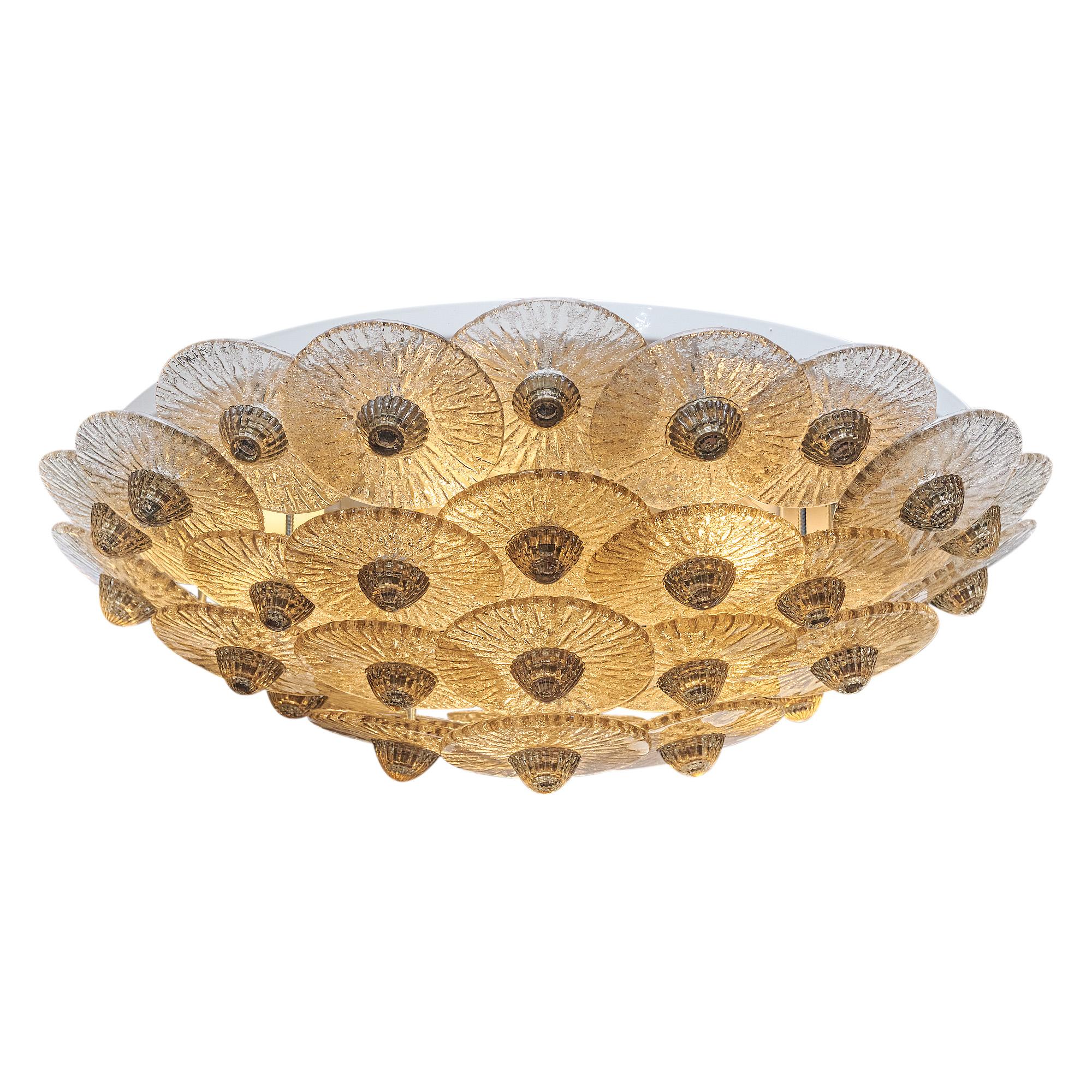 Plafoniera a incasso proveniente da Murano, in Italia, vicino a Venezia. Questo apparecchio è realizzato con una struttura in acciaio laccato e dischi di vetro soffiato e modellato a mano con un bel colore e una texture fumé. Ogni disco di vetro è