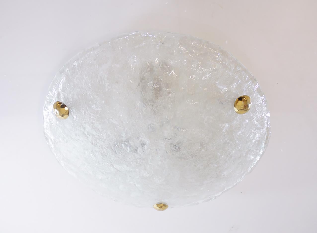 Elegant Murano iced glass flush mount ceiling light with metal & brass hardware. Manufactured by Hillebrand, Germany in the 1960s.

Manufacturer: Hillebrand.
Execution: round.
Style: mid century, modernist.
Materials: glass and brass.
Colors: white