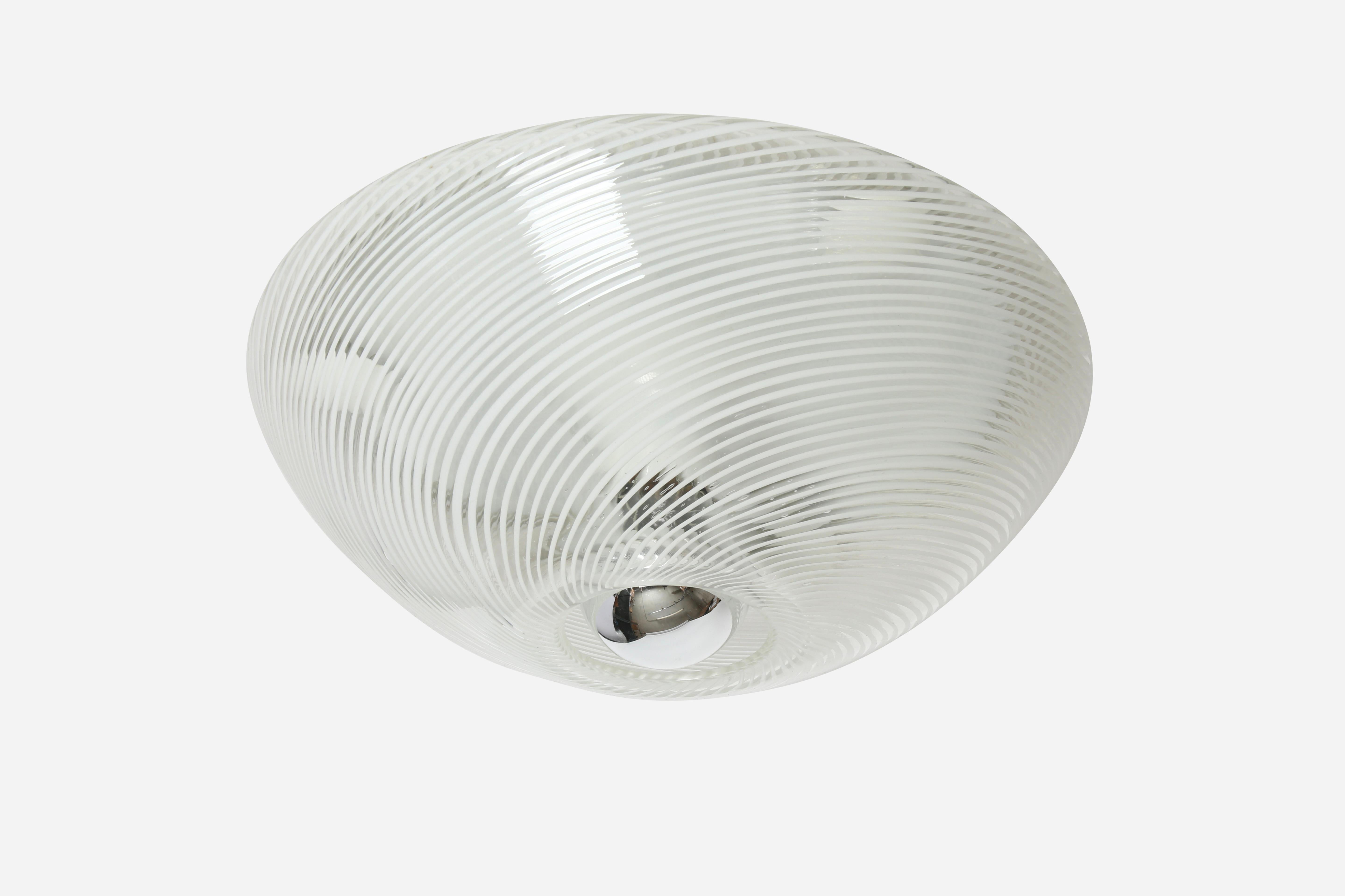 Murano glass flush mount ceiling or wall light.
Made in Italy in 1960s.
Takes one medium base bulb.
Complimentary US rewiring upon request.

We take pride in bringing vintage fixtures to their full glory again.
At Illustris Lighting our main focus