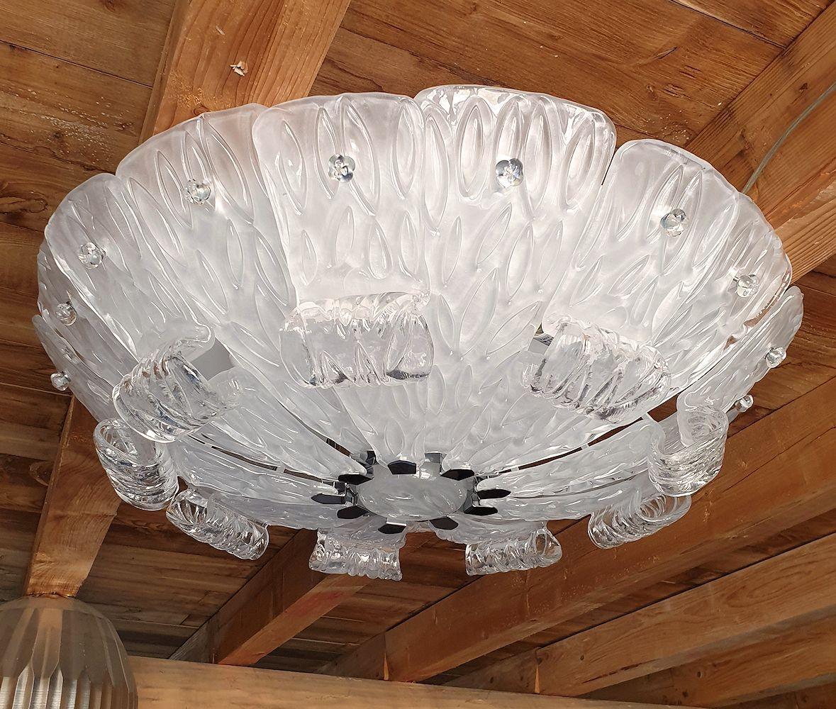 Grande incasso in vetro di Murano, stile Mid Century Modern, Cenedese, Italia 1980.
Il grande lampadario è composto da elementi in vetro di Murano trasparente e smerigliato, con un motivo di foglie stilizzate in rilievo e una cornice cromata.
Il